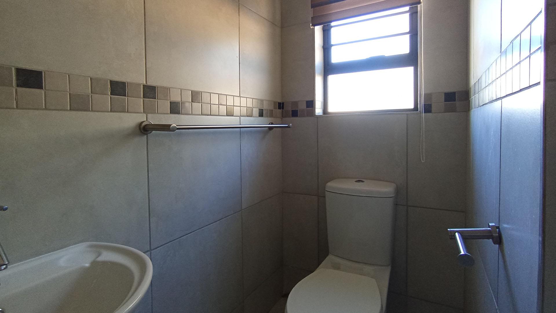 Bathroom 1 - 4 square meters of property in Rua Vista