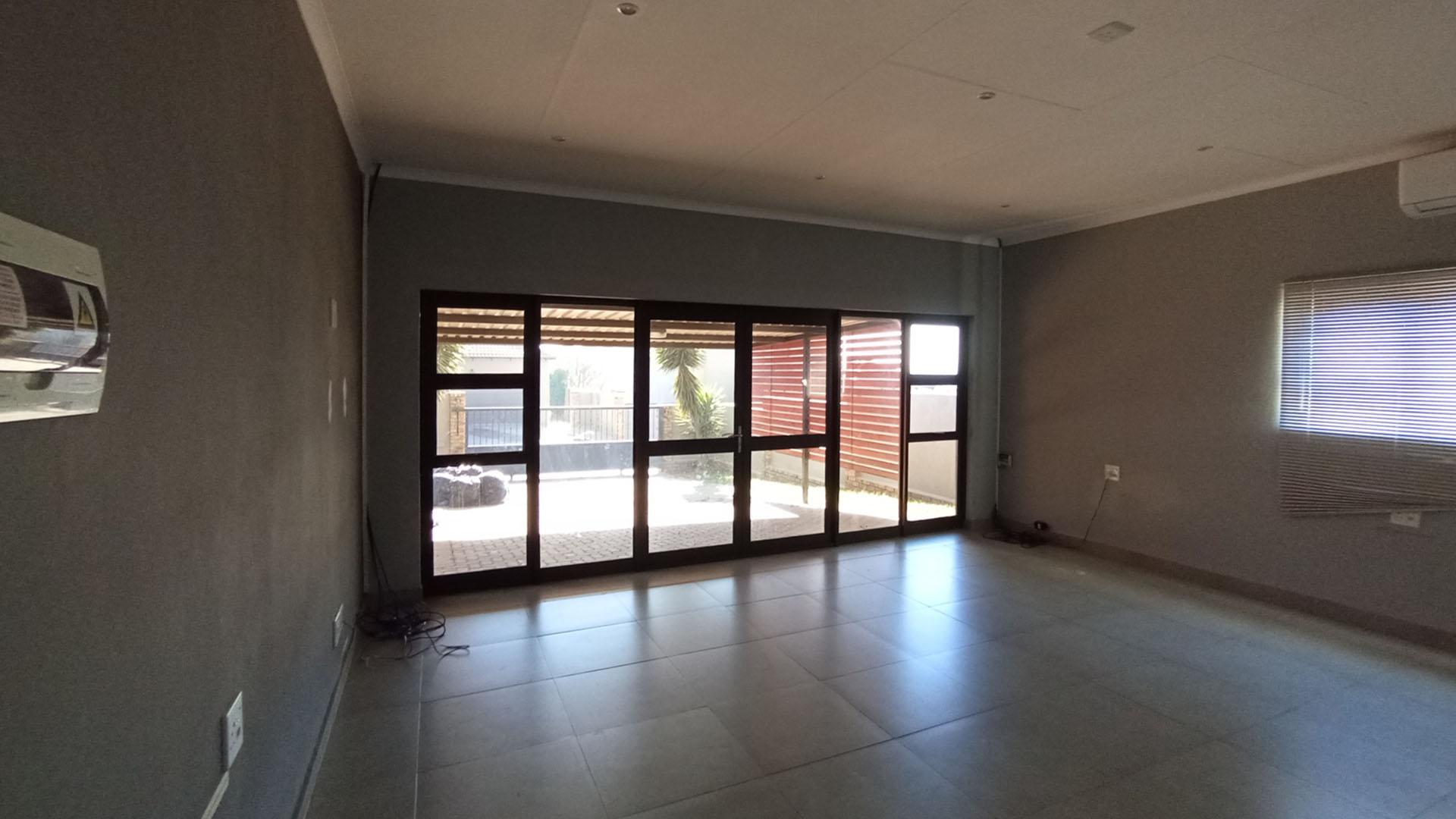 Bed Room 1 - 38 square meters of property in Rua Vista