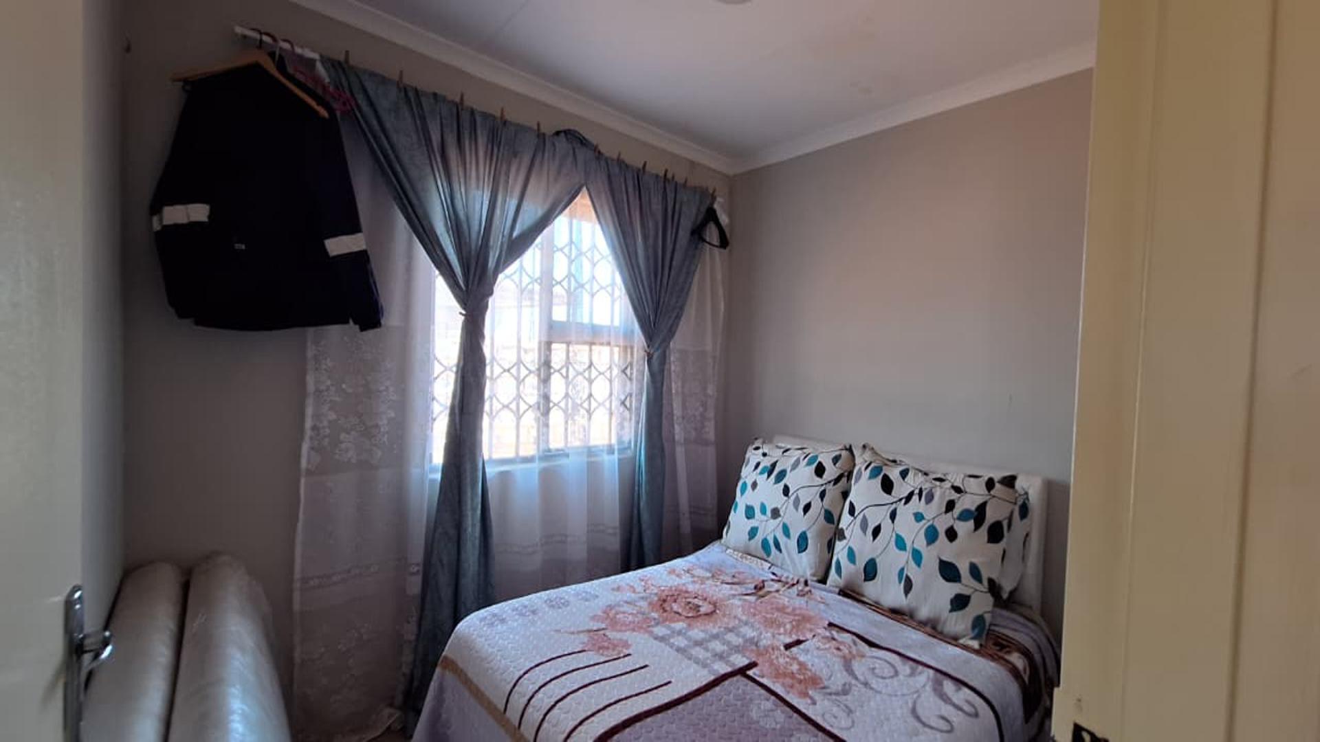 Bed Room 1 - 8 square meters of property in Dawn Park