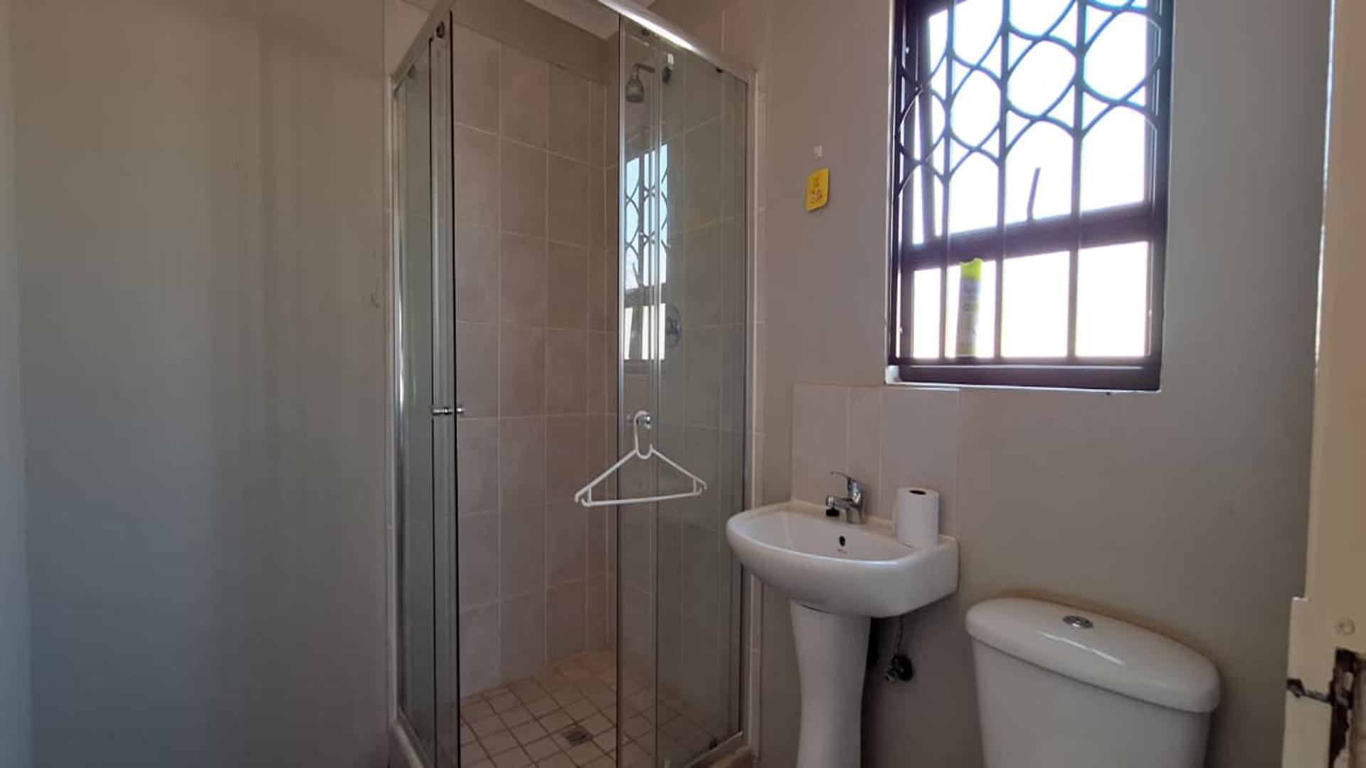 Main Bathroom - 4 square meters of property in Dawn Park