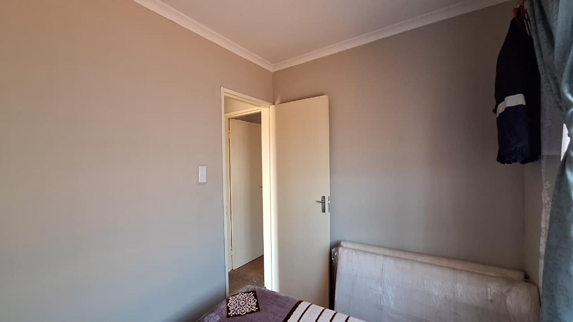 Bed Room 1 - 8 square meters of property in Dawn Park