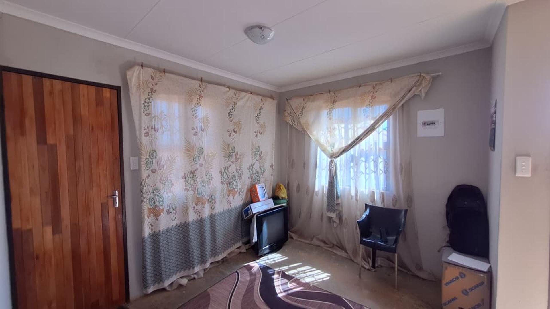 Lounges - 14 square meters of property in Dawn Park