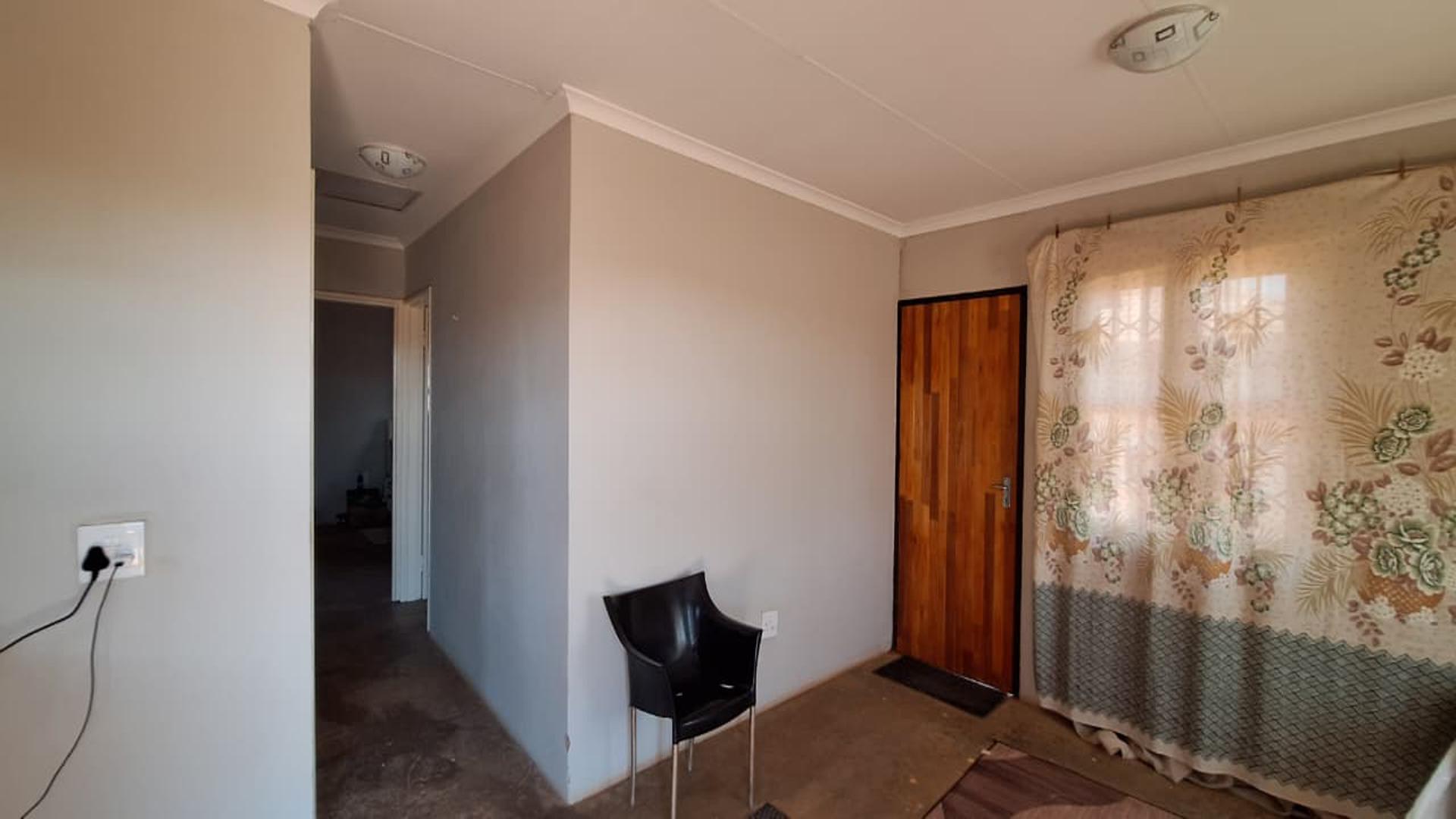 Lounges - 14 square meters of property in Dawn Park