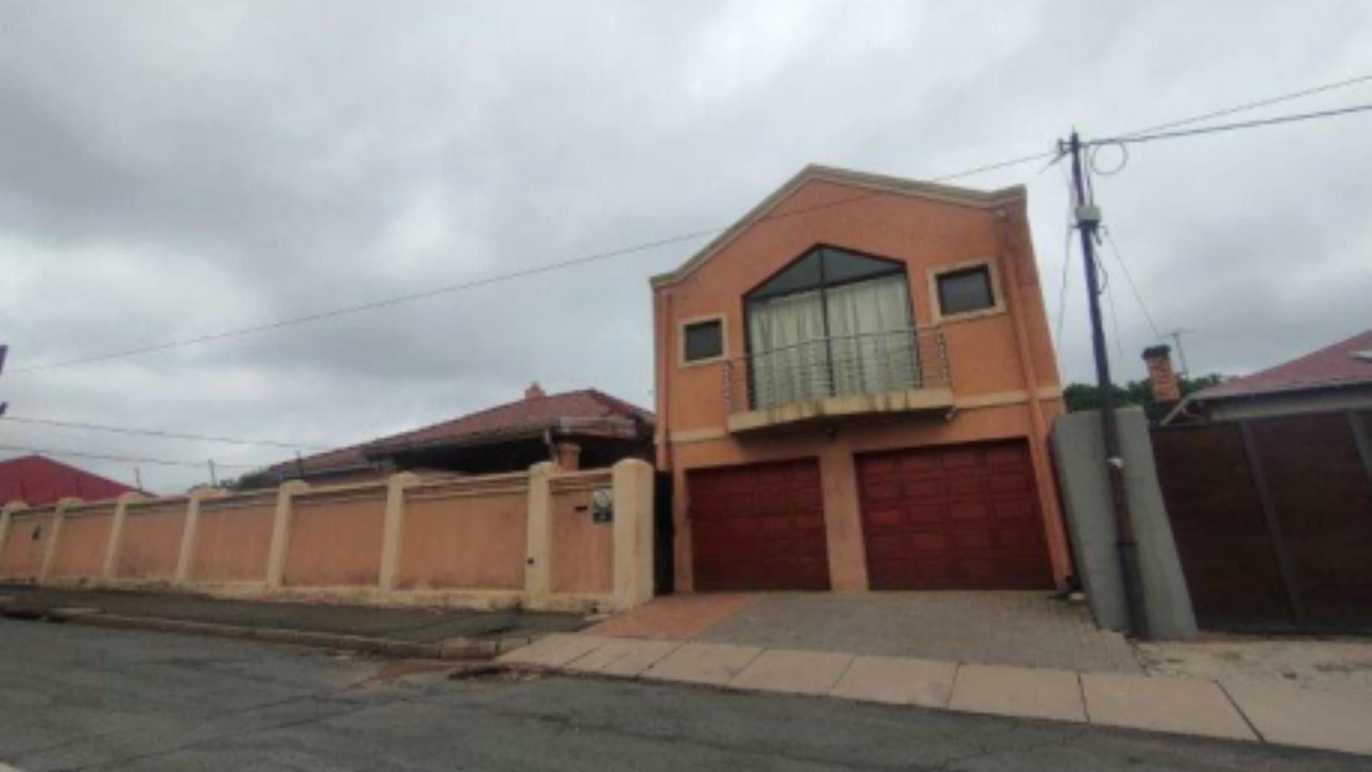 Front View of property in Orange Grove