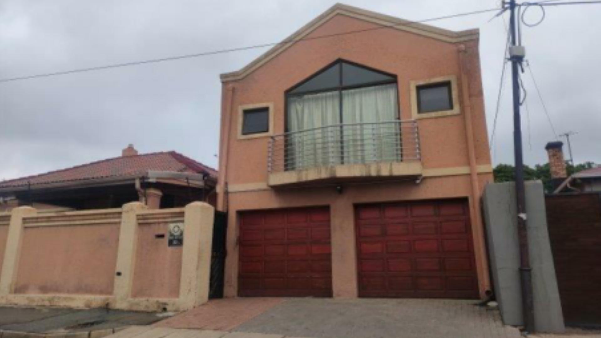 Front View of property in Orange Grove
