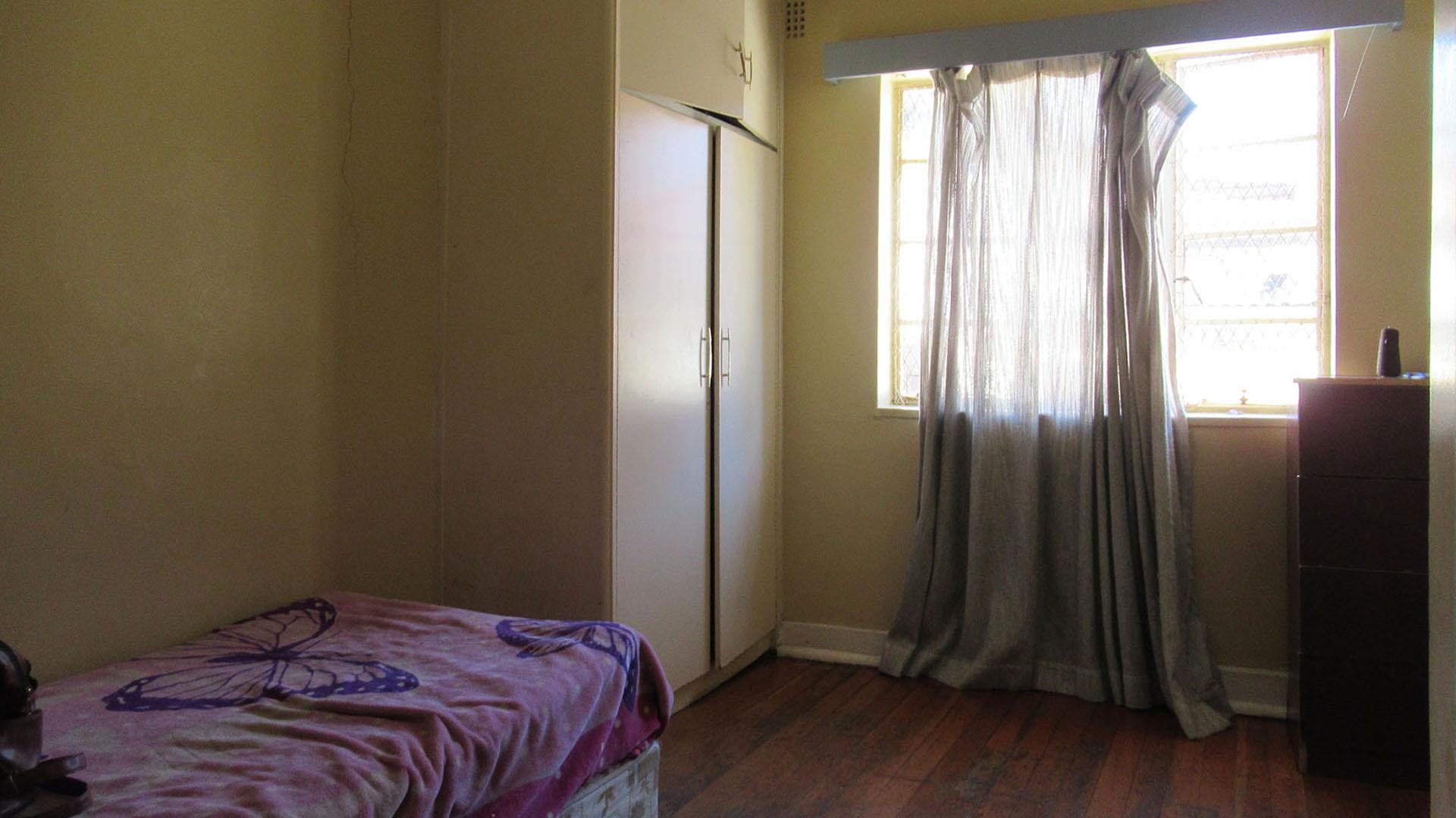 Bed Room 1 - 11 square meters of property in Orange Grove