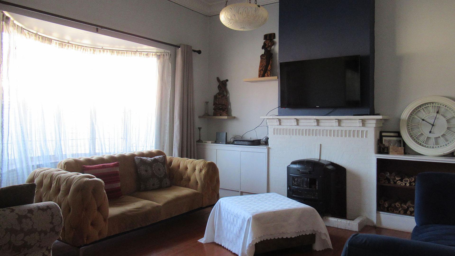 Lounges - 18 square meters of property in Orange Grove