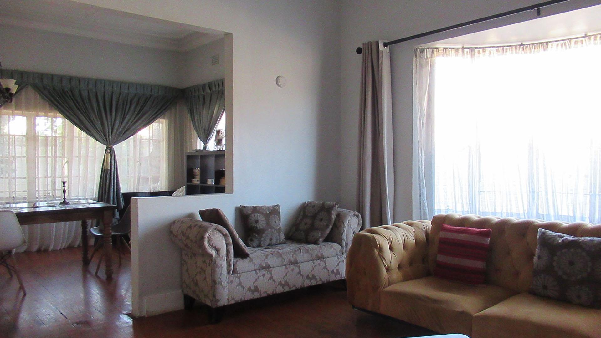 Lounges - 18 square meters of property in Orange Grove