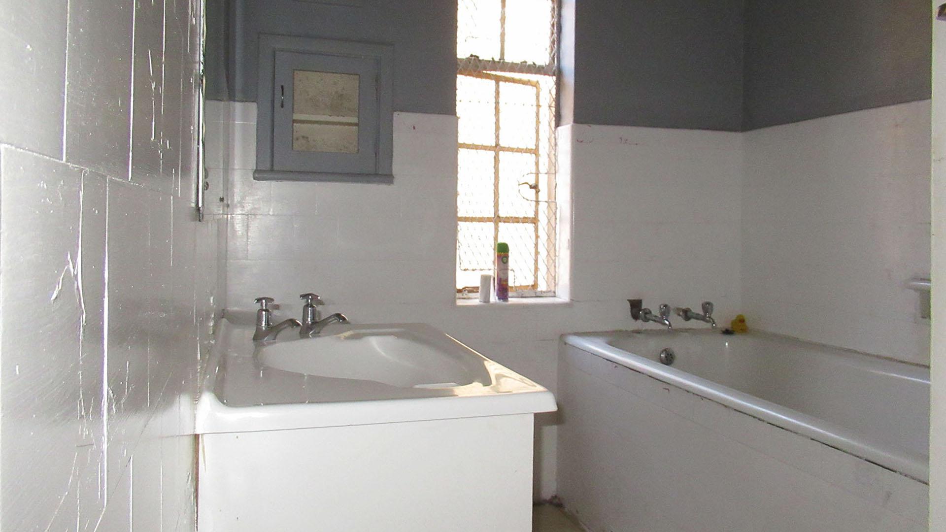 Bathroom 1 - 5 square meters of property in Orange Grove