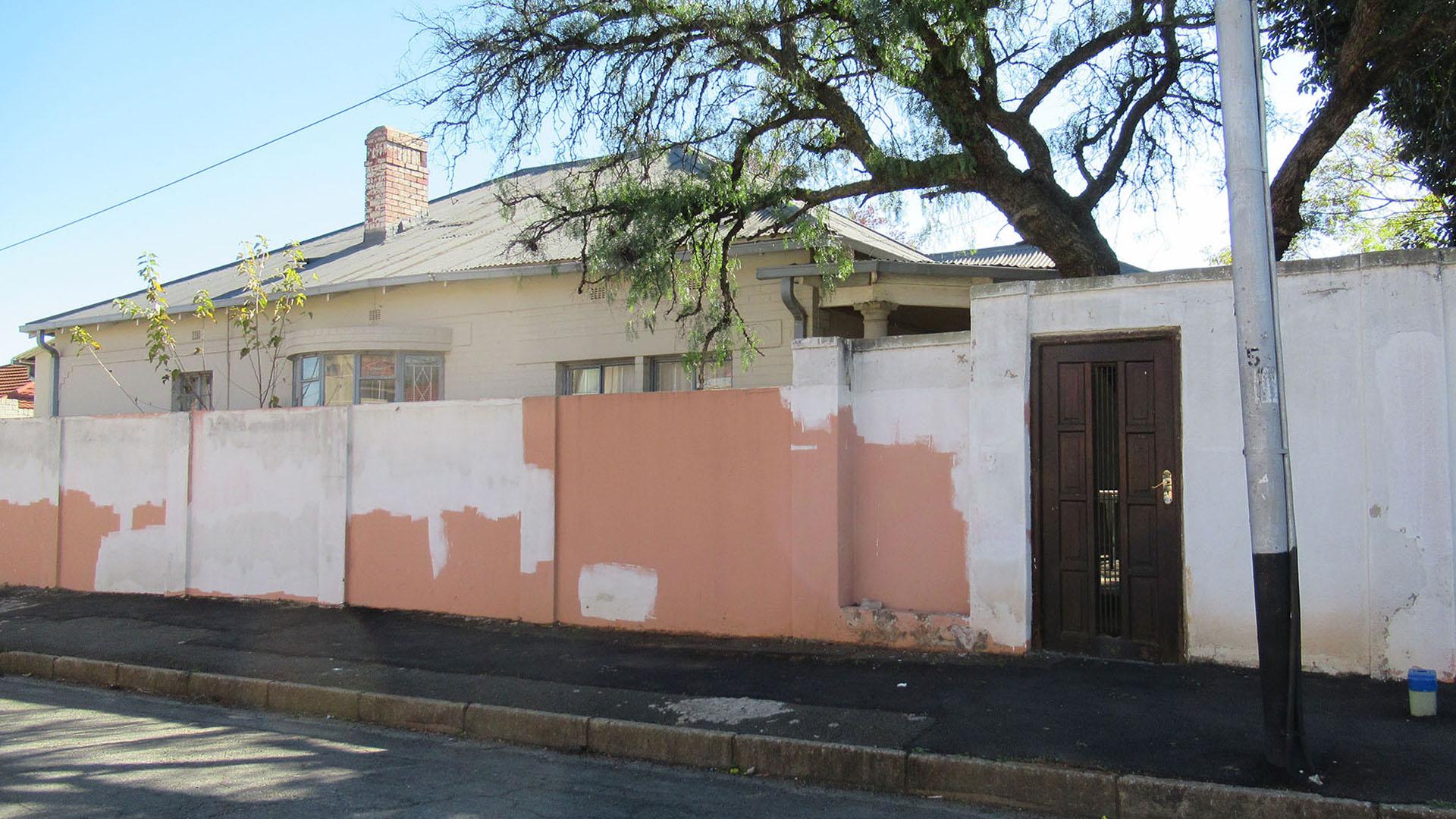 Front View of property in Orange Grove
