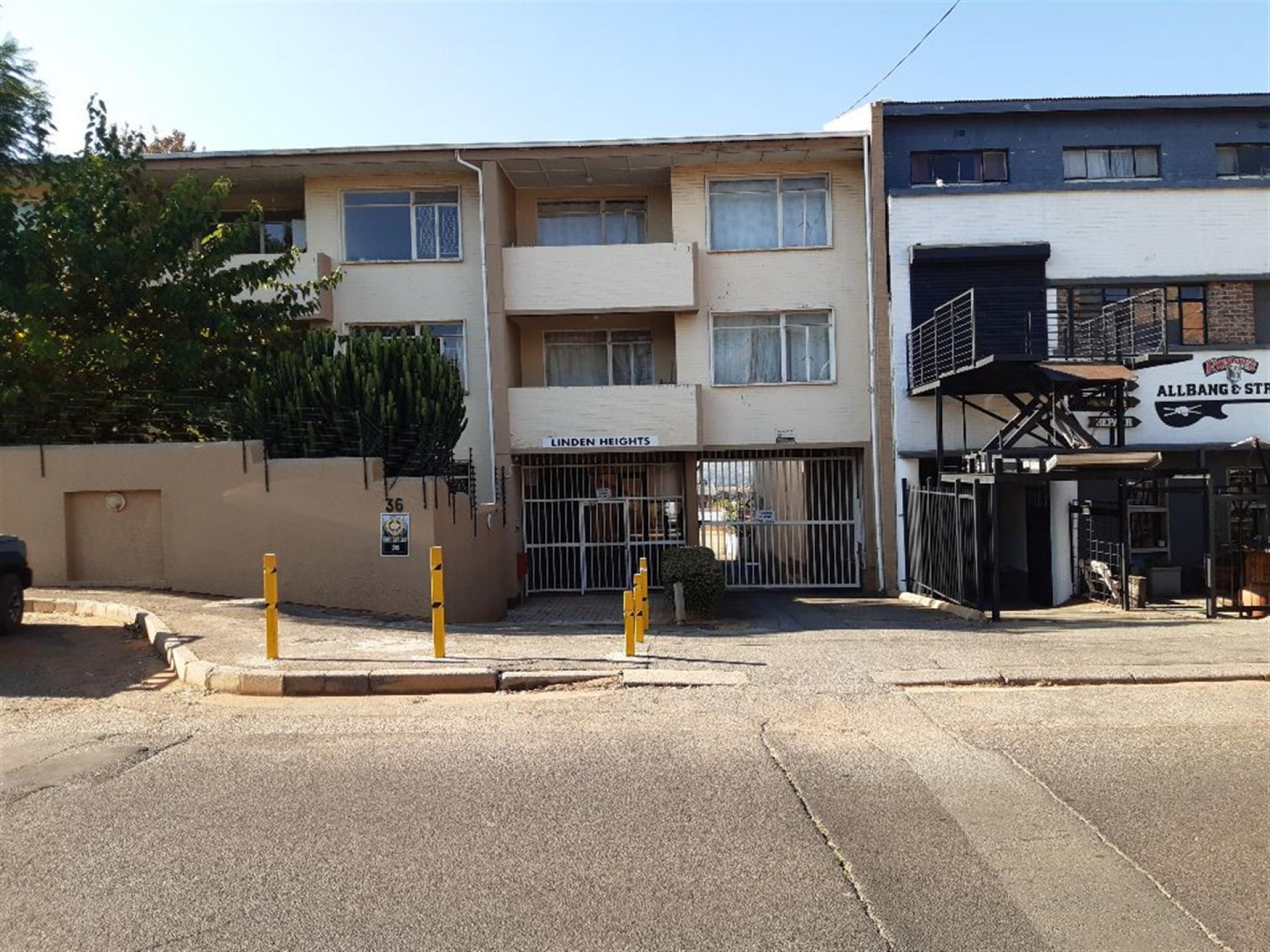 Front View of property in Linden