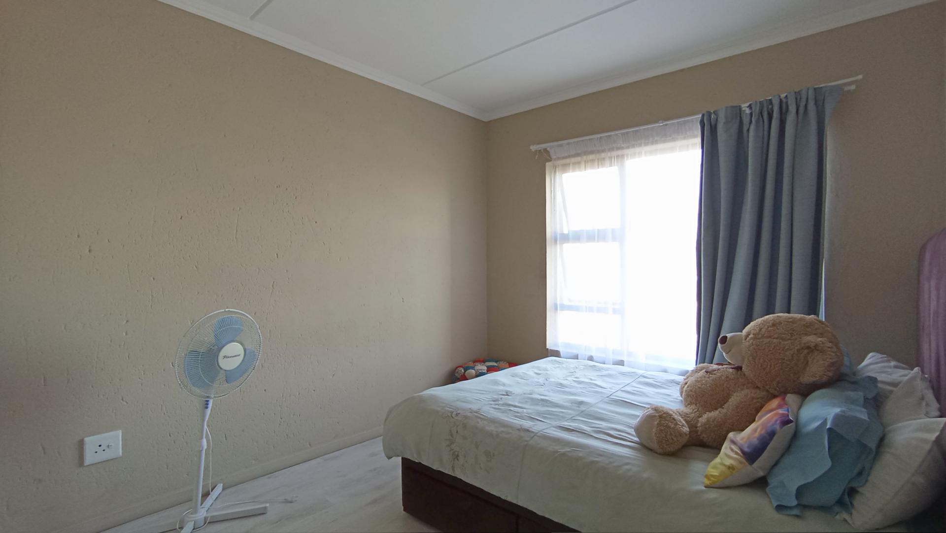 Bed Room 1 - 12 square meters of property in Beverley