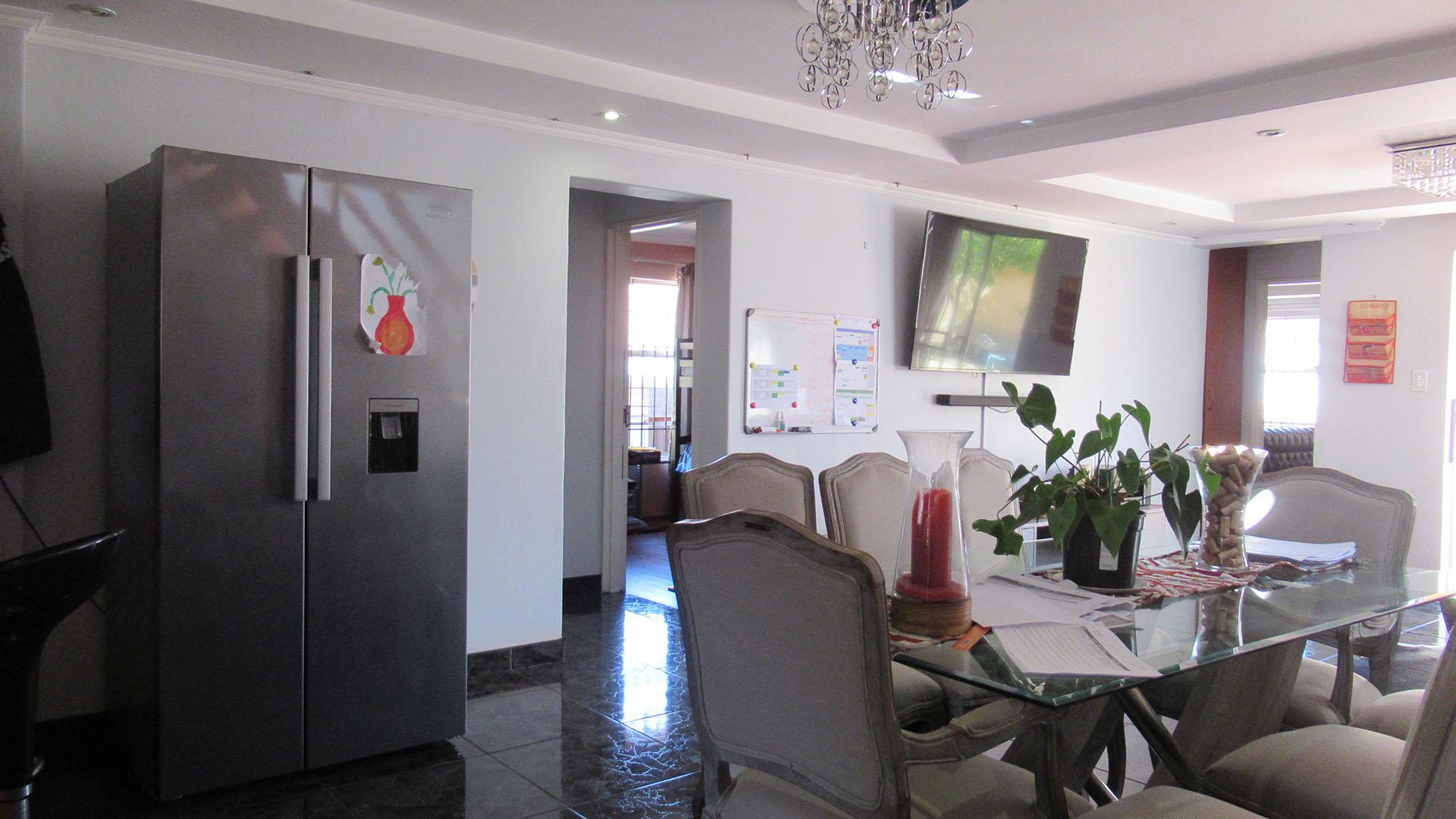 Dining Room - 15 square meters of property in Halfway Gardens