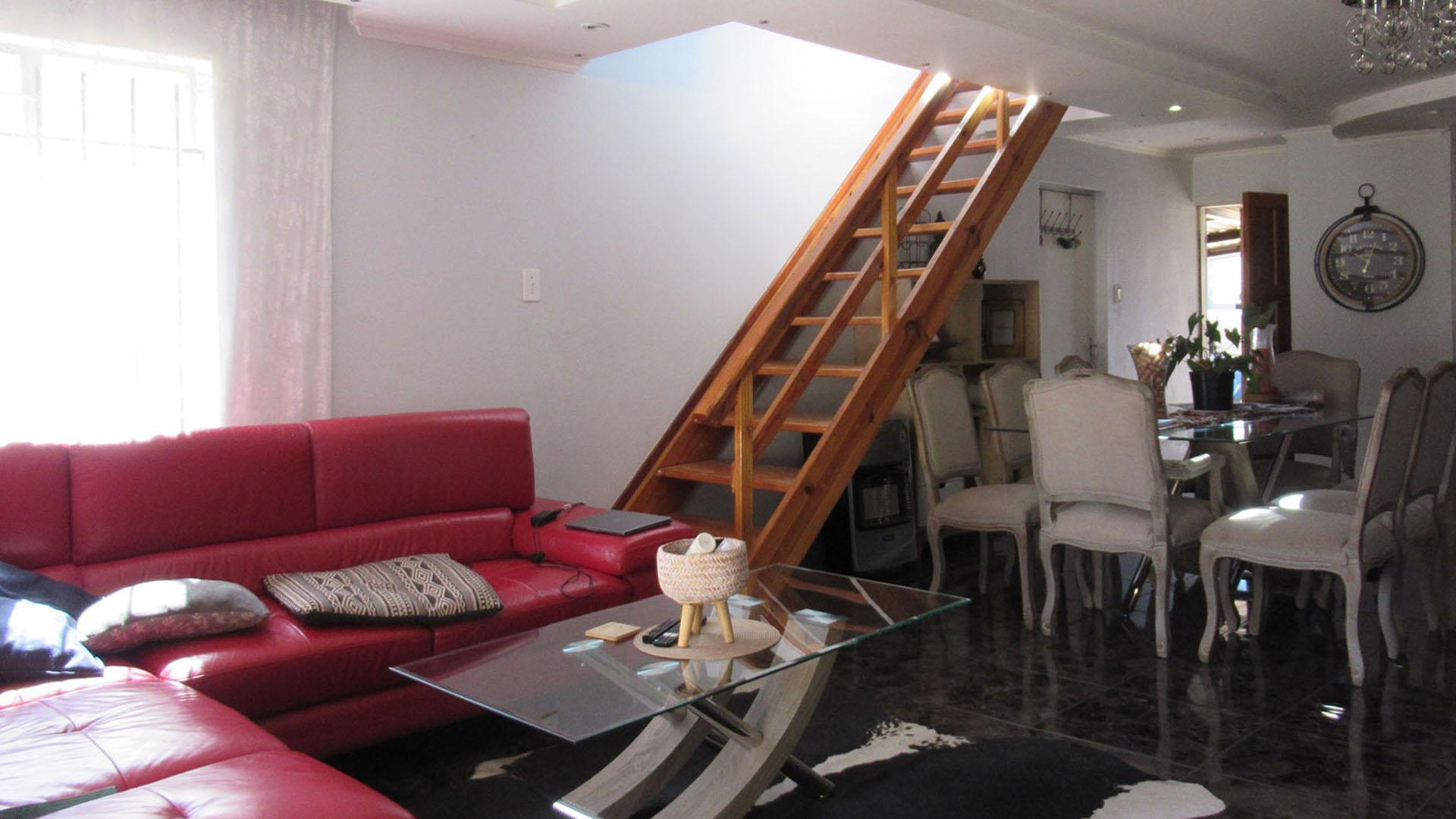 Lounges - 16 square meters of property in Halfway Gardens