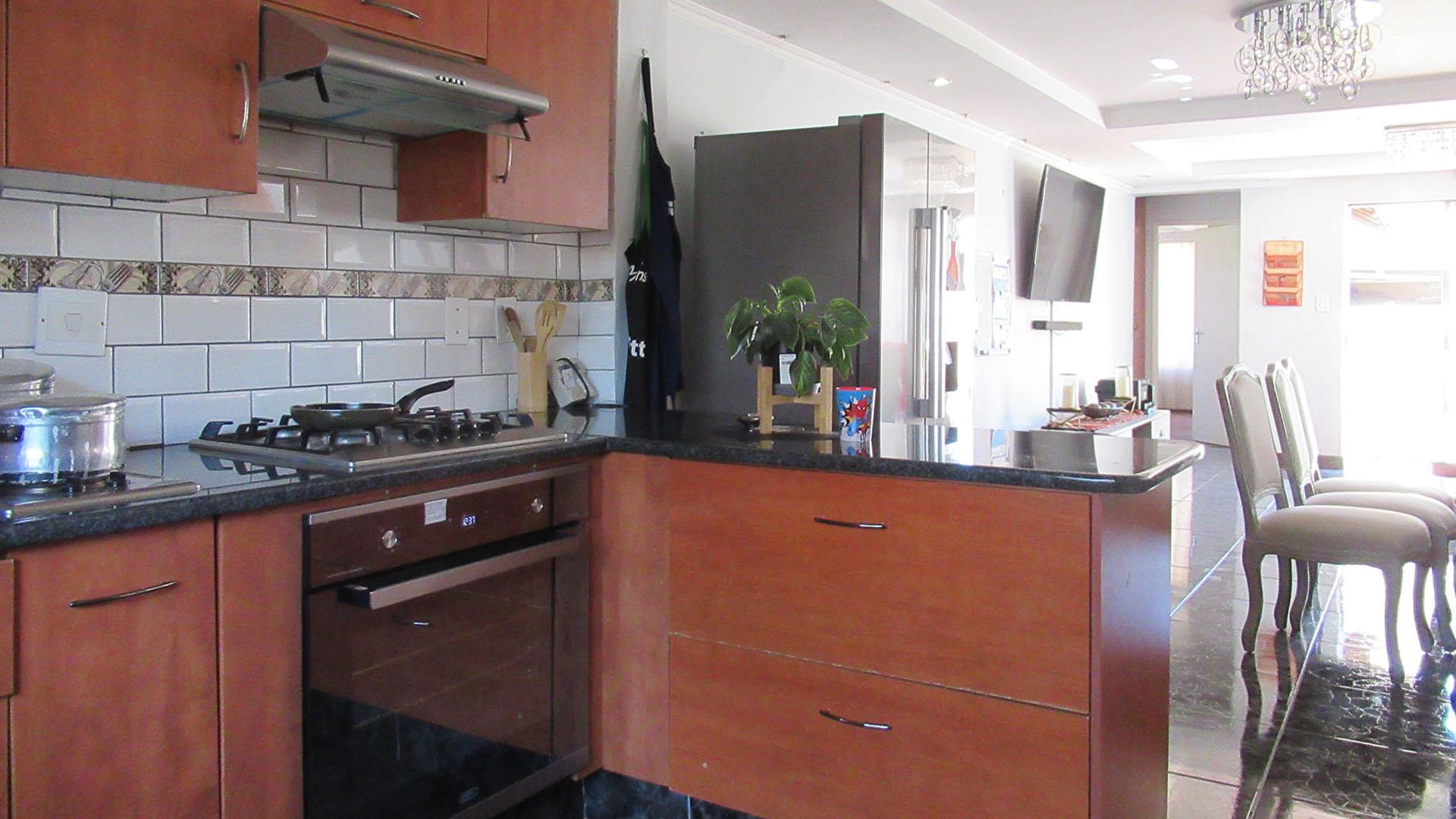 Kitchen - 9 square meters of property in Halfway Gardens