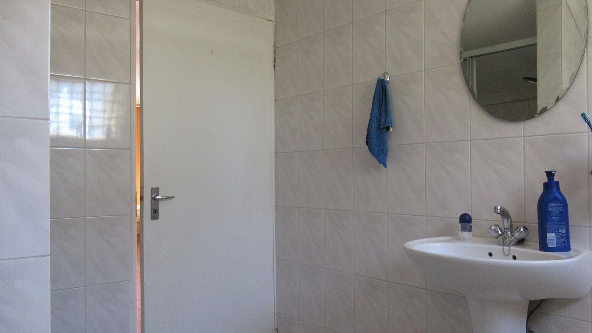 Main Bathroom - 7 square meters of property in Halfway Gardens