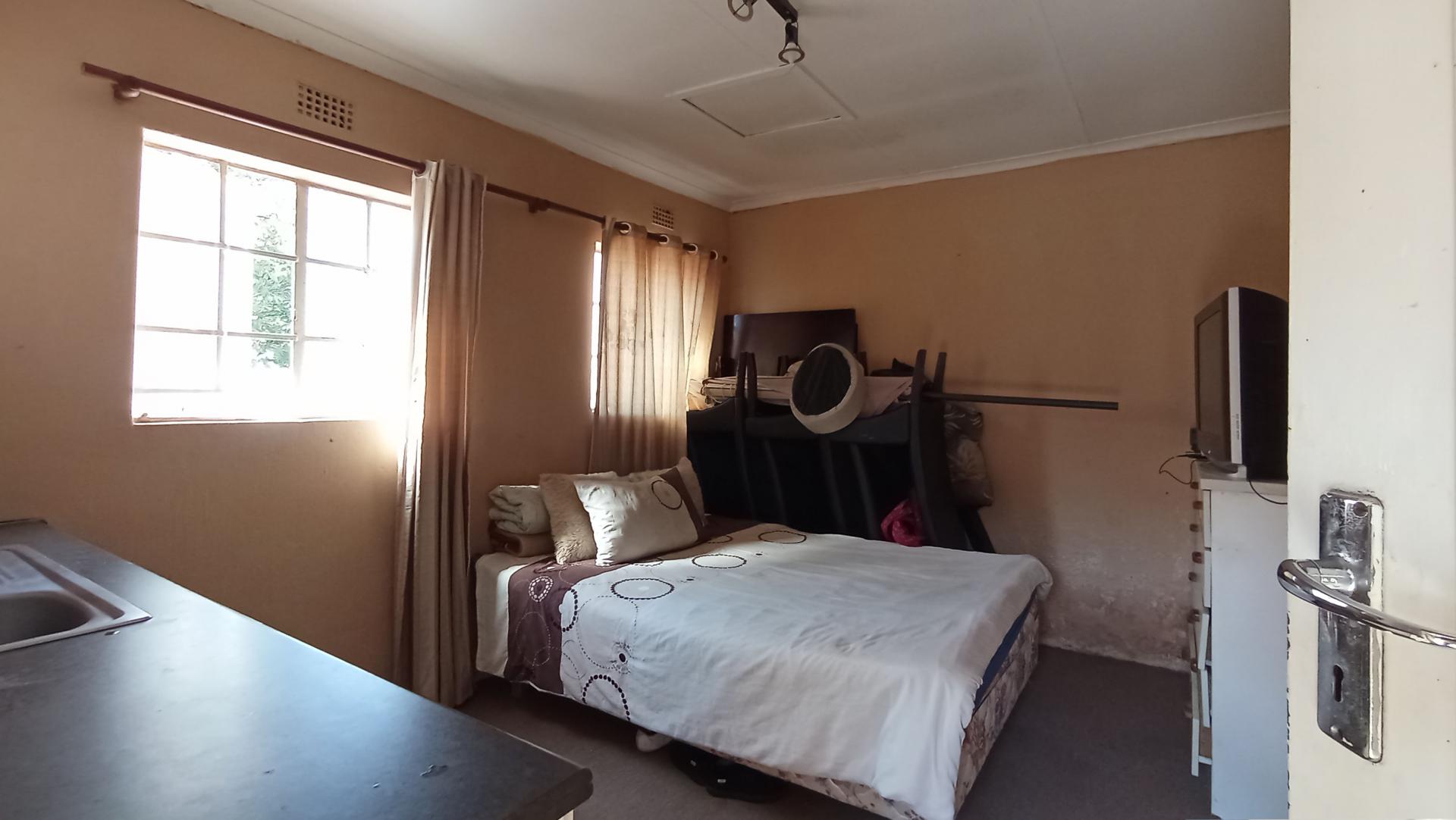 Staff Room - 13 square meters of property in Weltevreden Park