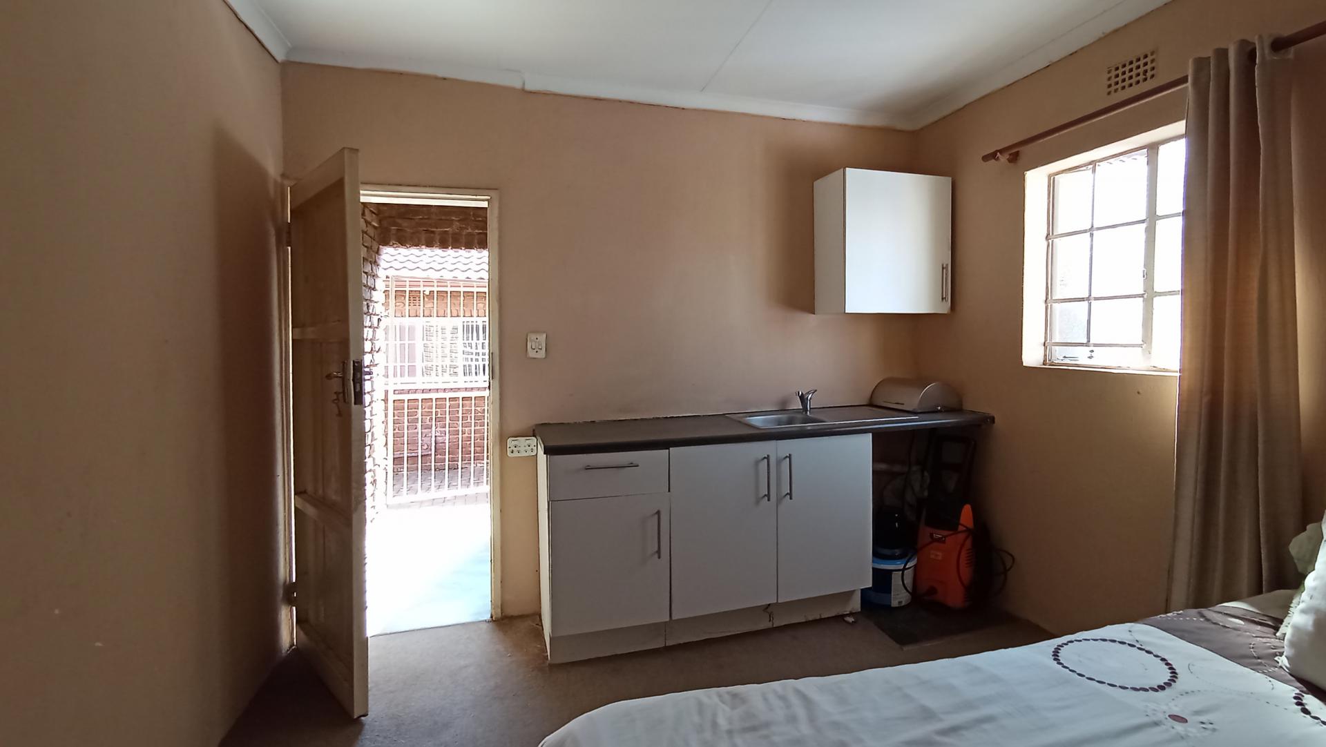 Staff Room - 13 square meters of property in Weltevreden Park