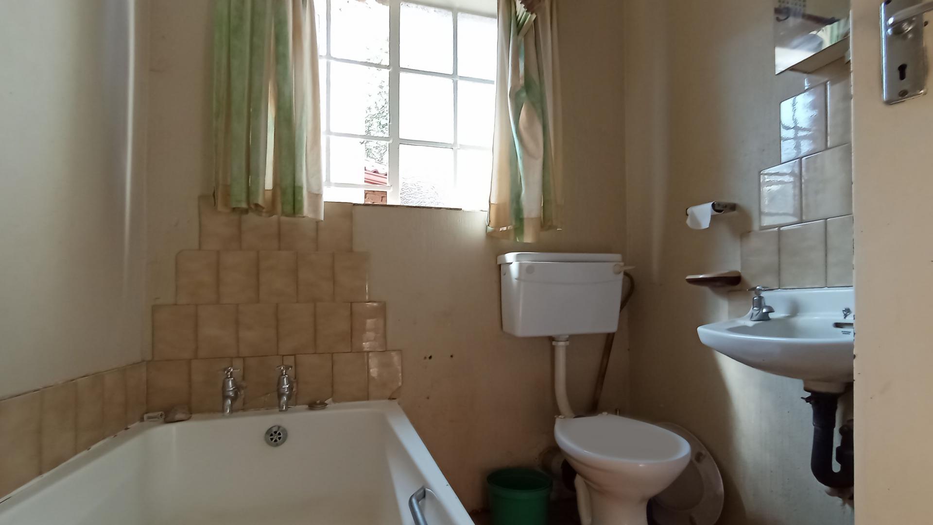 Staff Bathroom - 5 square meters of property in Weltevreden Park