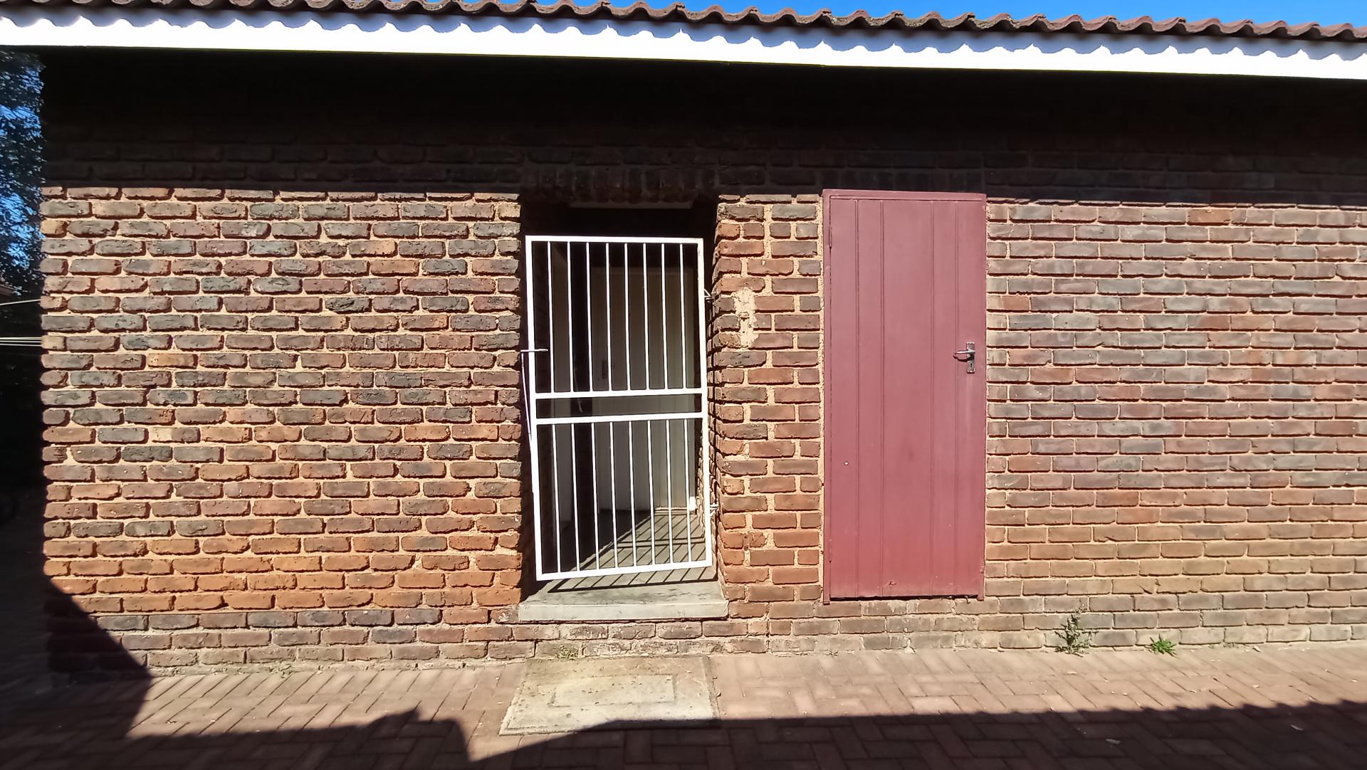 Staff Room - 13 square meters of property in Weltevreden Park