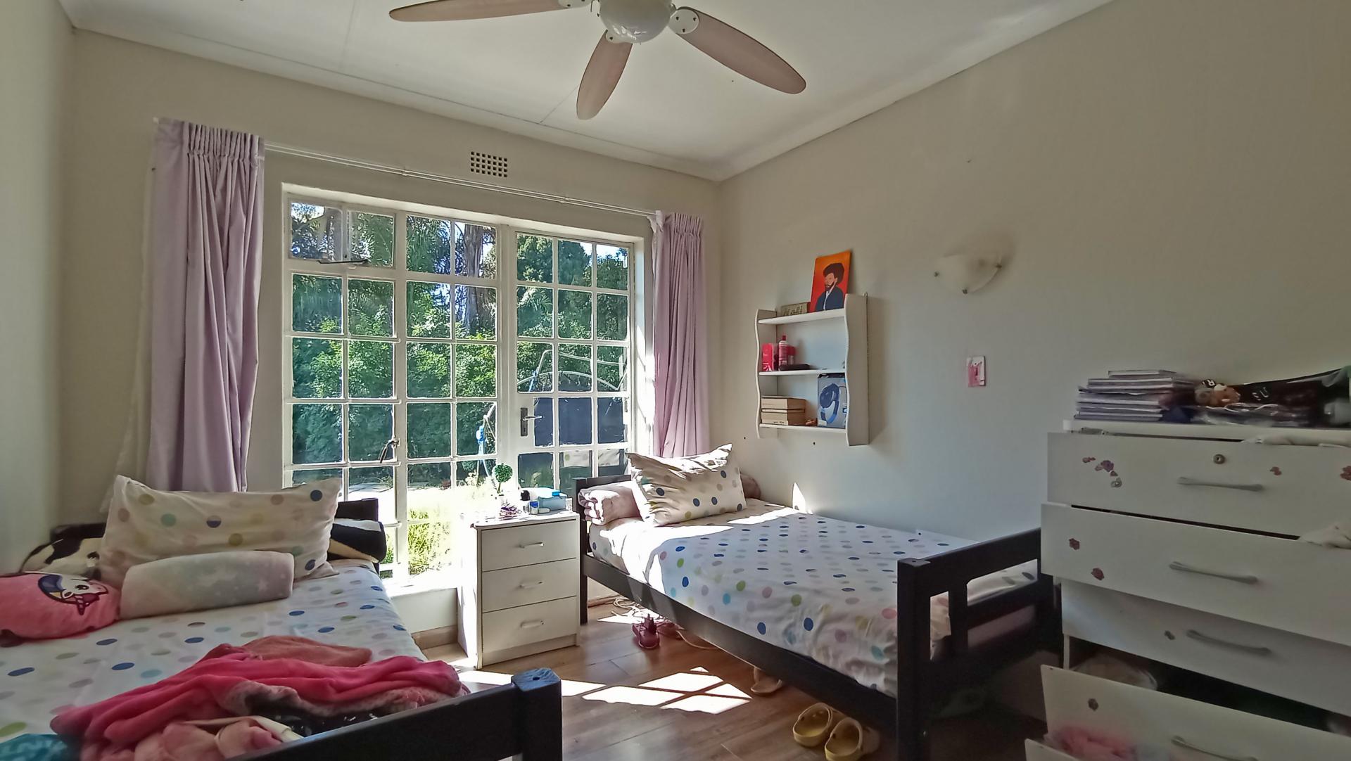Bed Room 3 - 12 square meters of property in Weltevreden Park