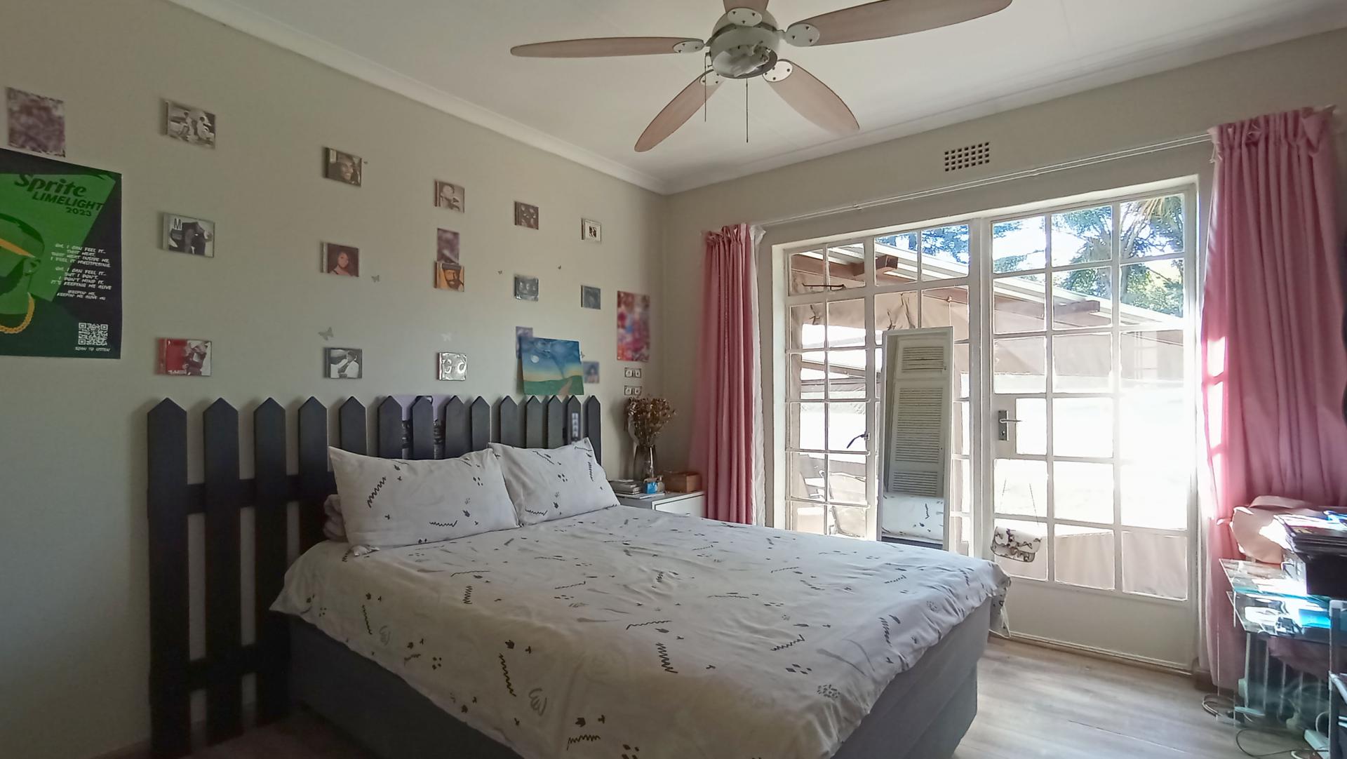 Bed Room 2 - 10 square meters of property in Weltevreden Park