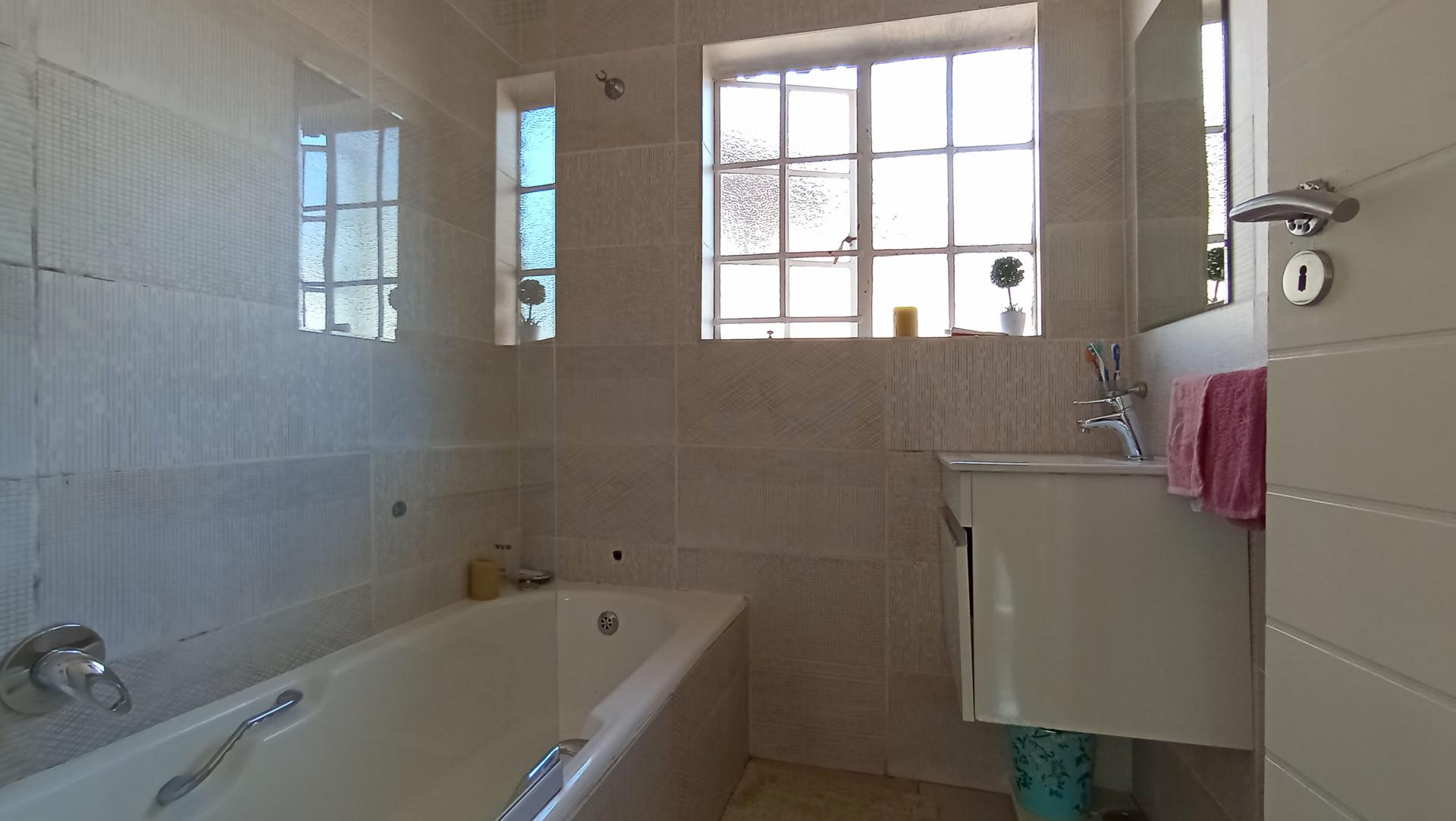 Bathroom 1 - 7 square meters of property in Weltevreden Park