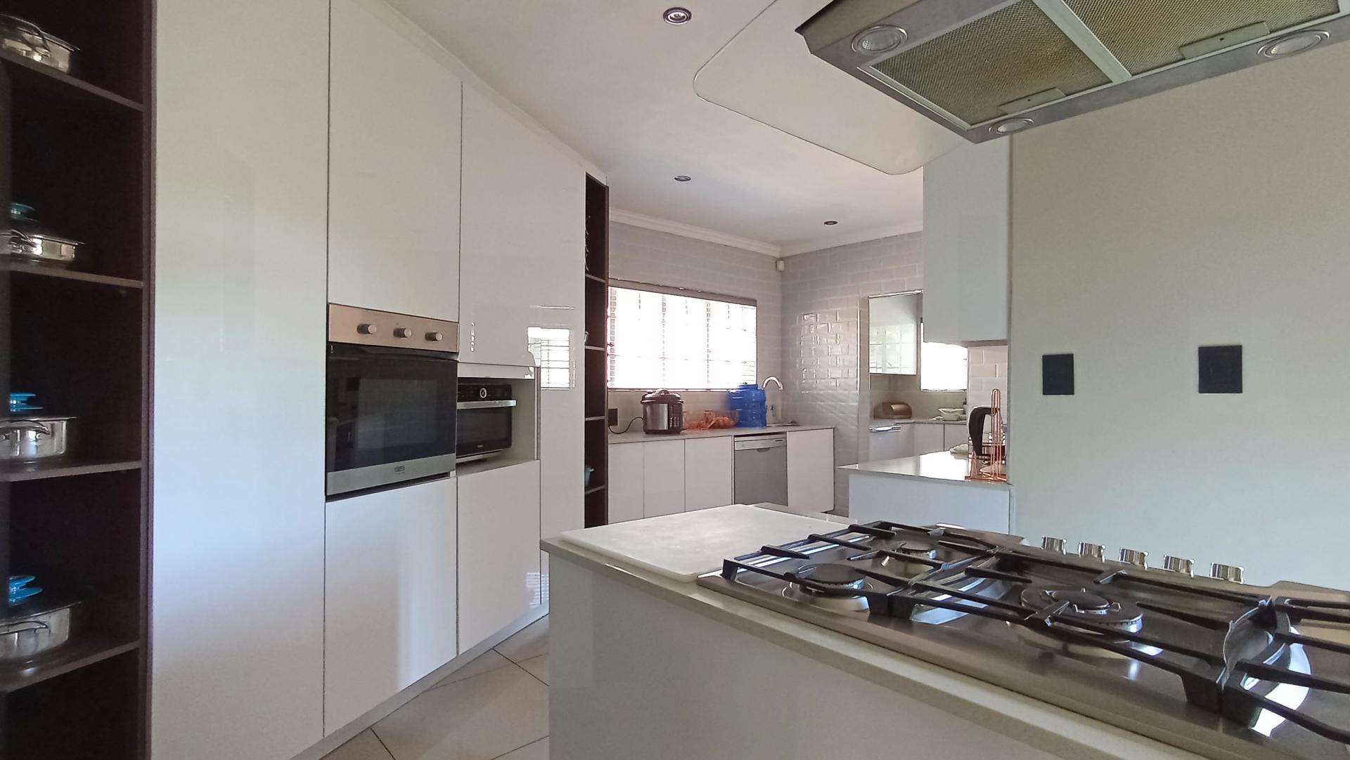 Kitchen - 23 square meters of property in Weltevreden Park