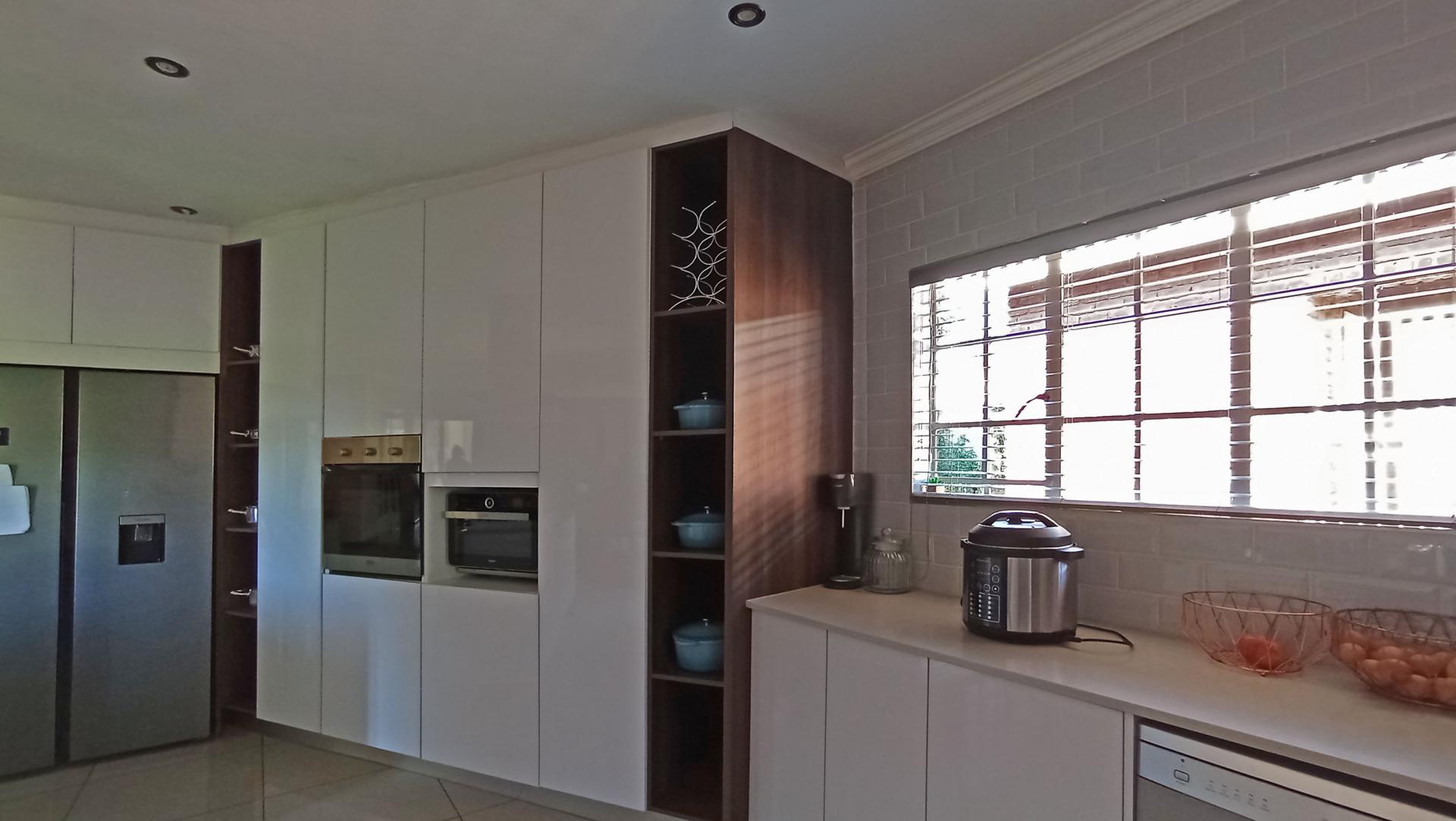 Kitchen - 23 square meters of property in Weltevreden Park