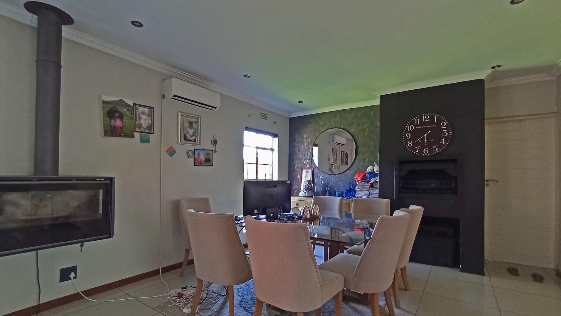 Dining Room - 28 square meters of property in Weltevreden Park