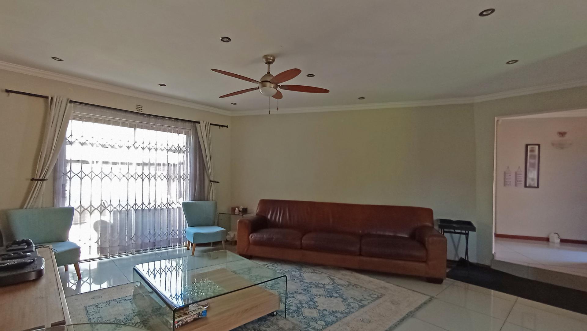 Lounges - 19 square meters of property in Weltevreden Park