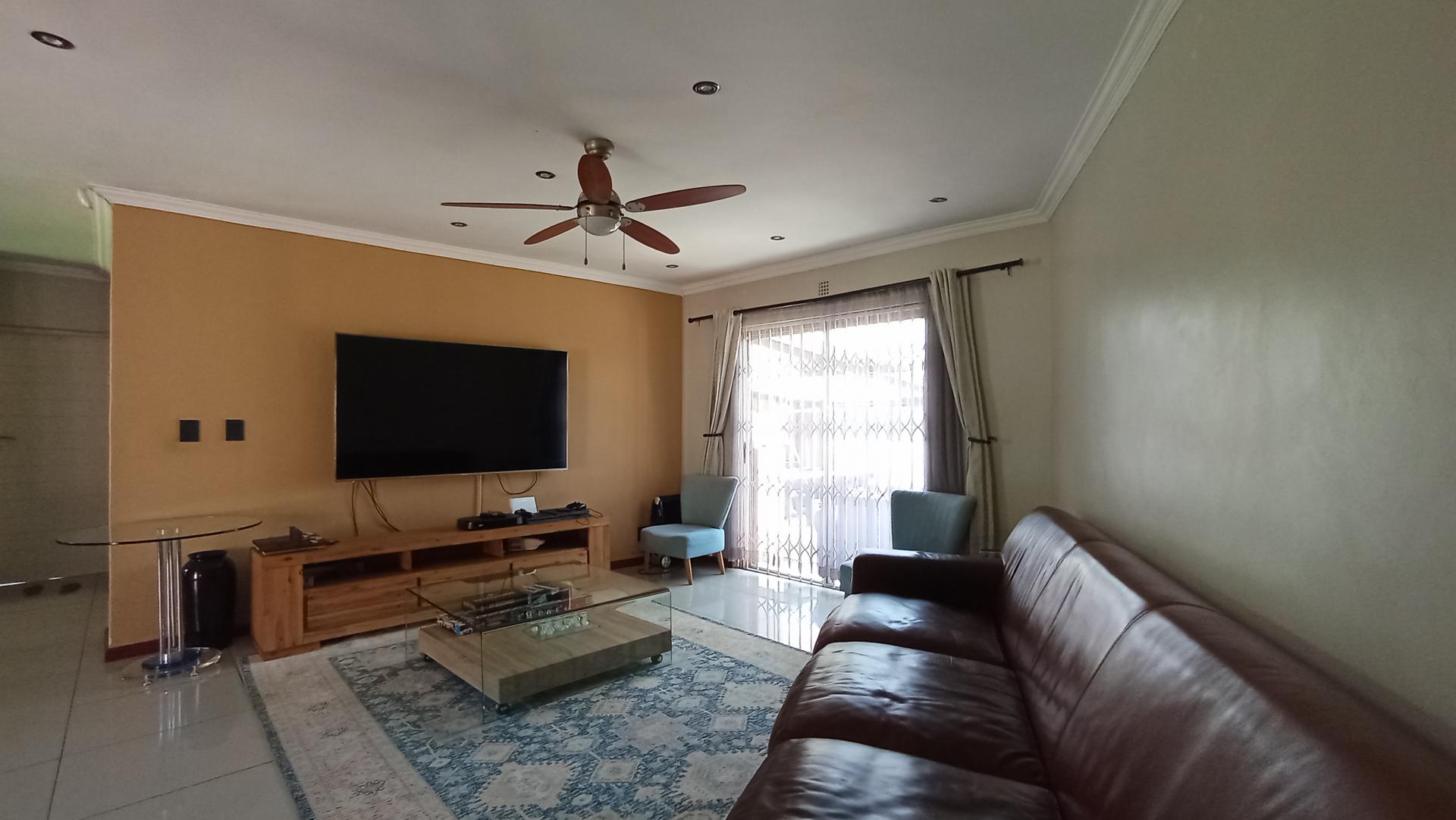 Lounges - 19 square meters of property in Weltevreden Park