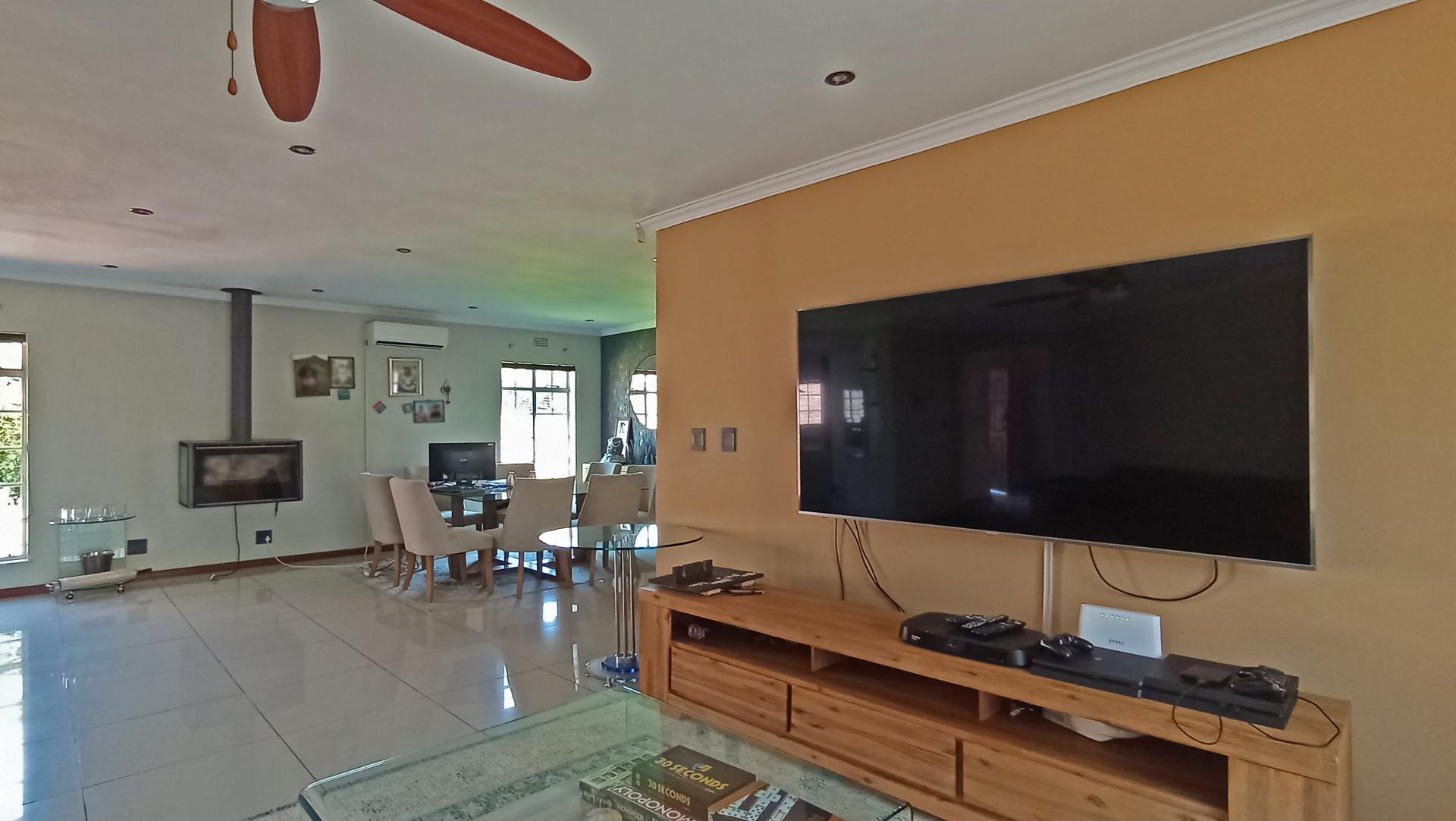 Lounges - 19 square meters of property in Weltevreden Park