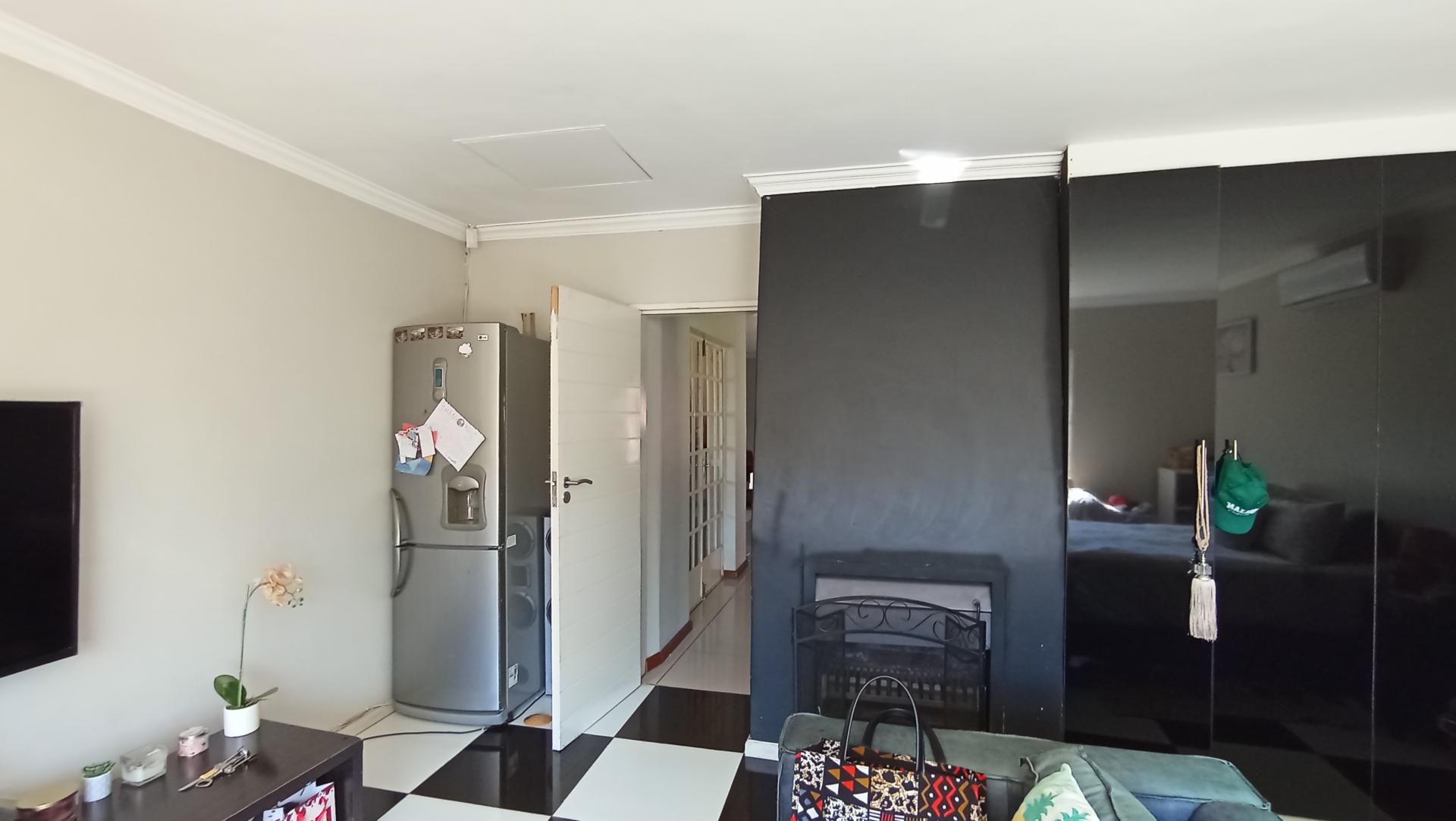 Bed Room 1 - 22 square meters of property in Weltevreden Park