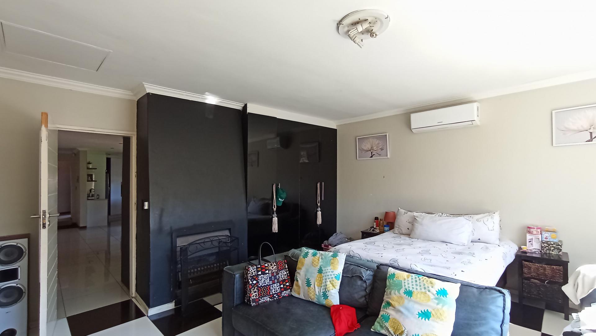 Bed Room 1 - 22 square meters of property in Weltevreden Park