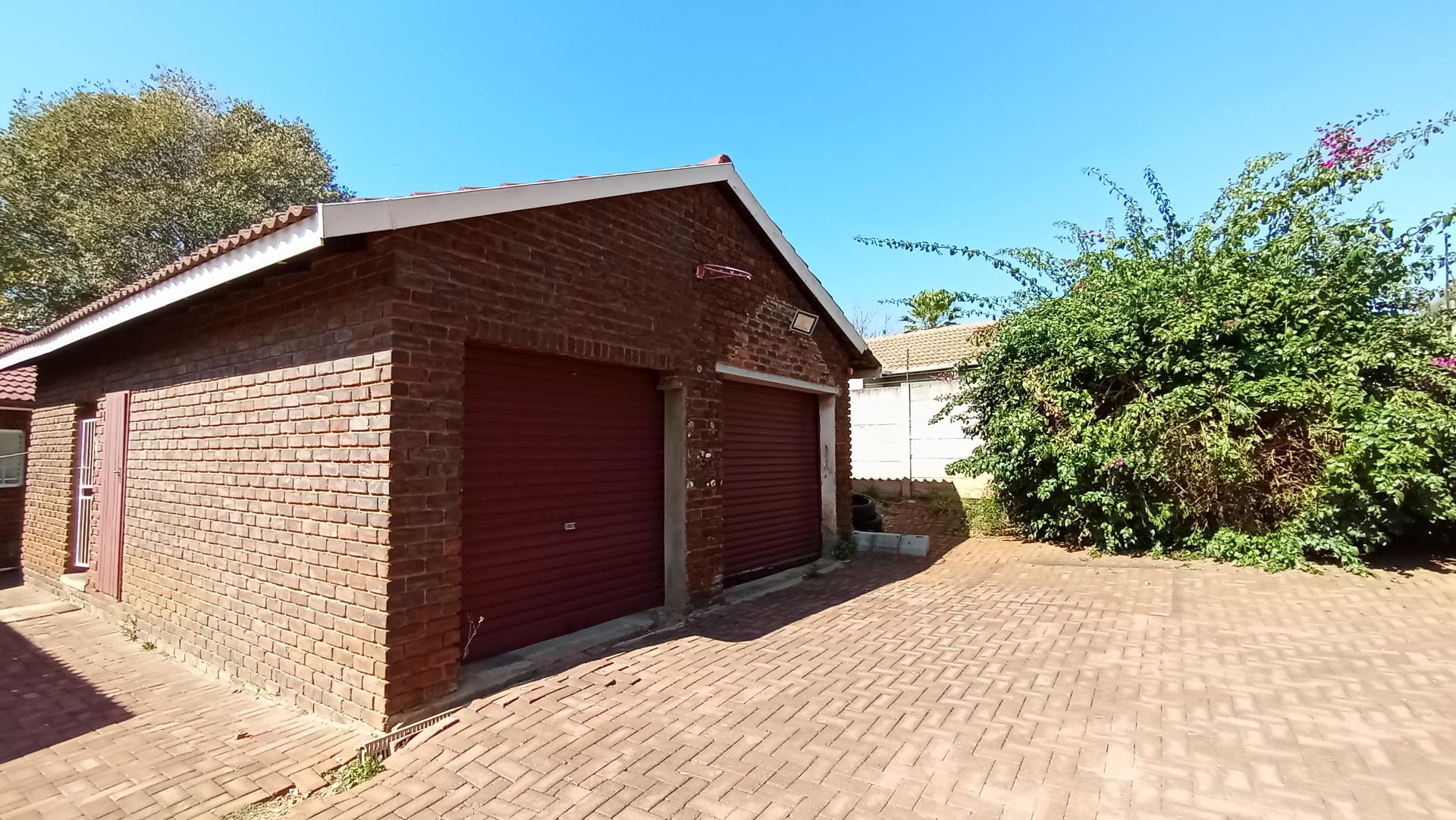 Front View of property in Weltevreden Park
