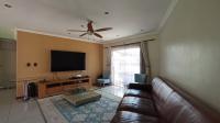 Lounges - 19 square meters of property in Weltevreden Park