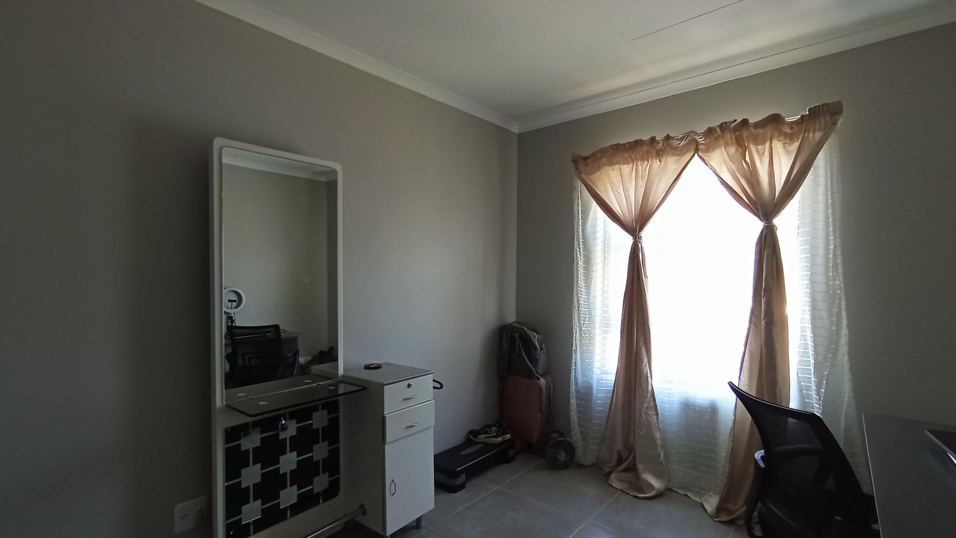 Bed Room 2 of property in Sinoville