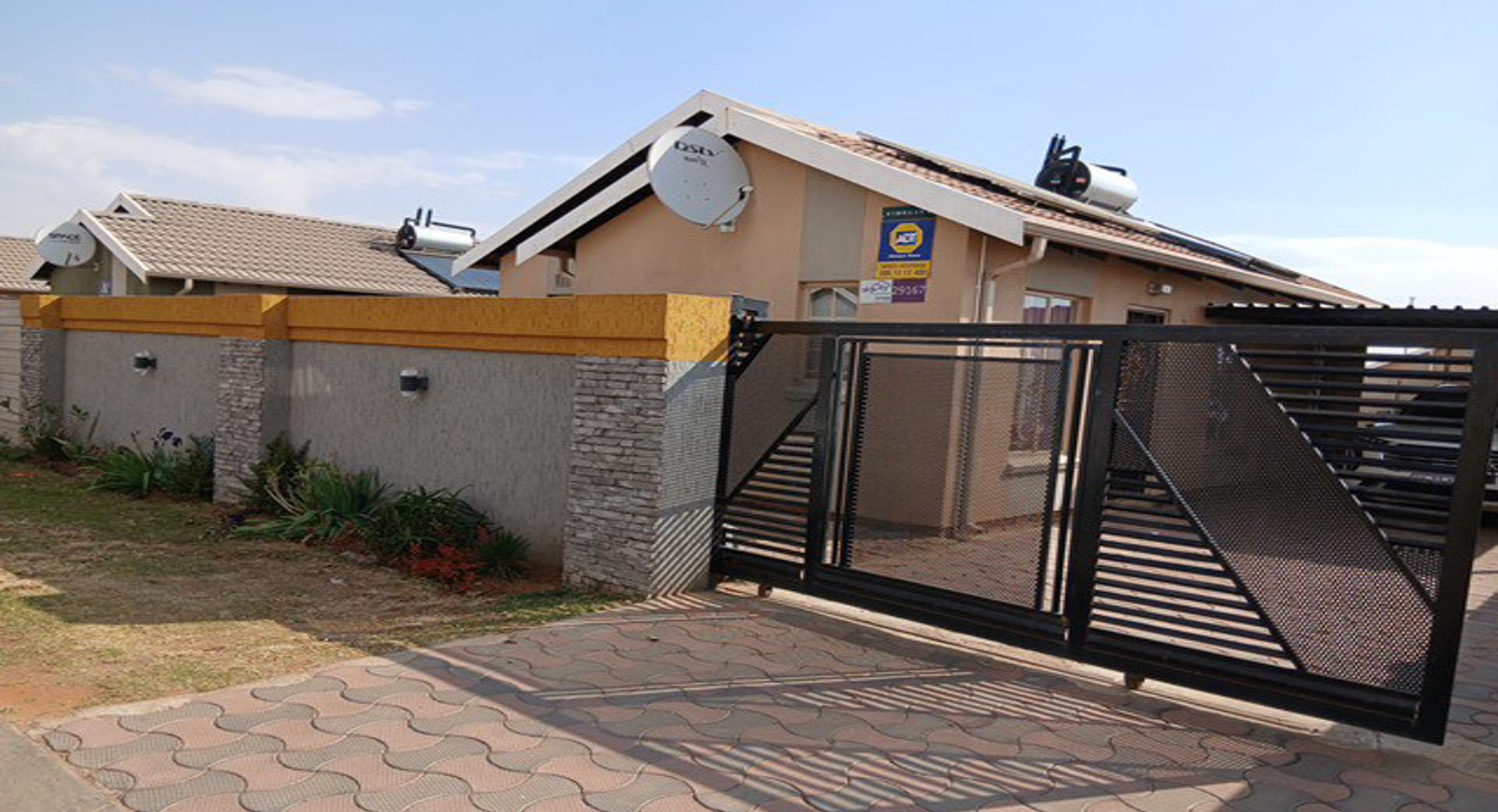 Front View of property in Palm Ridge