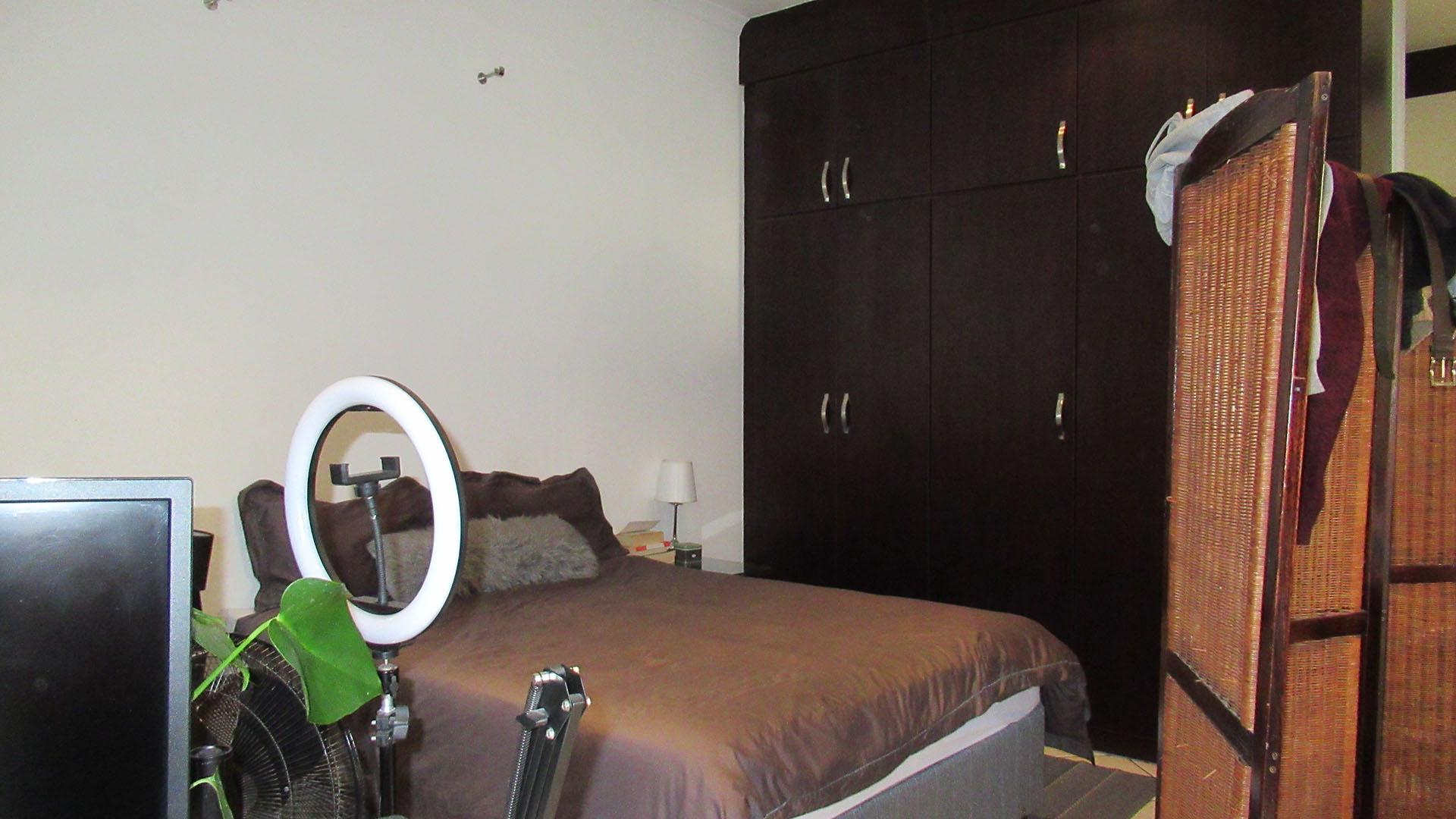 Bed Room 1 - 16 square meters of property in Sandown