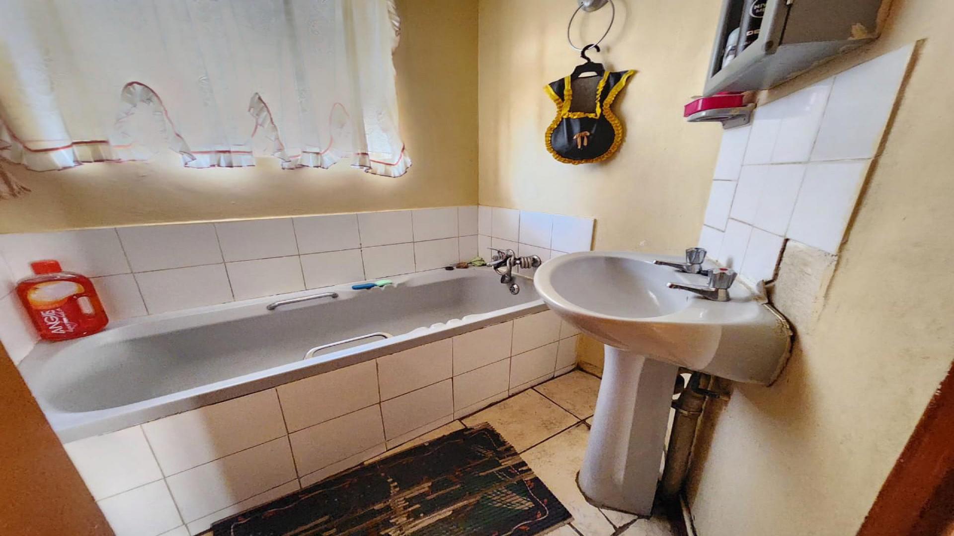 Bathroom 1 of property in Boitekong