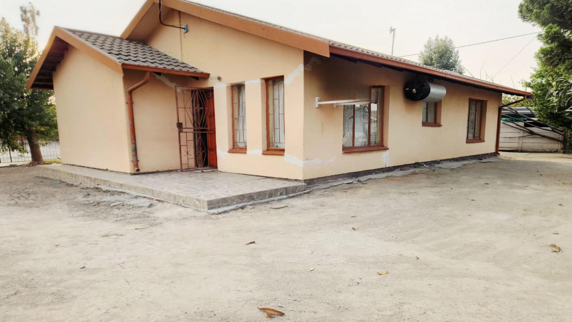 Front View of property in Boitekong