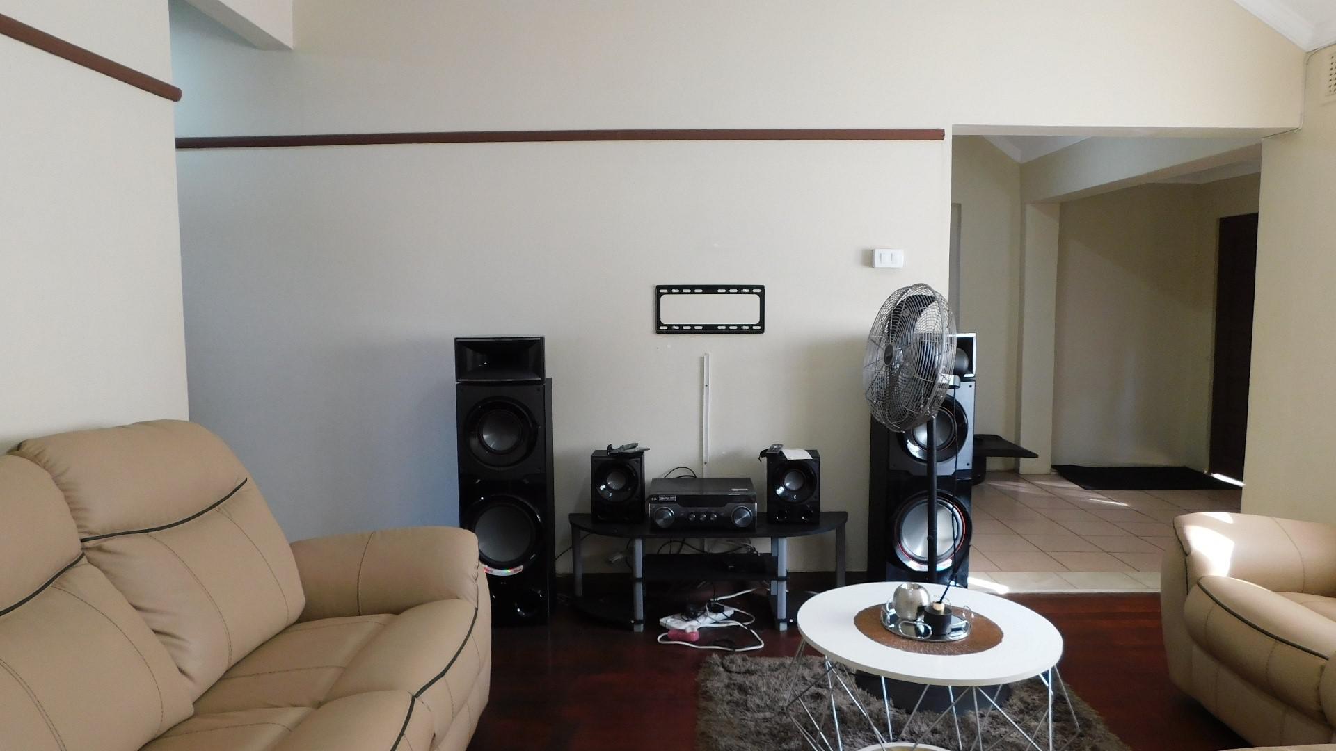 Lounges - 16 square meters of property in Woodlands - DBN