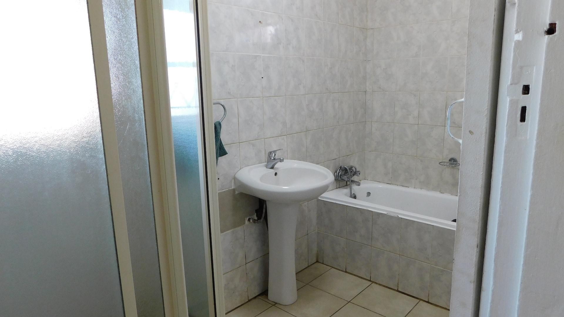 Bathroom 1 - 10 square meters of property in Woodlands - DBN