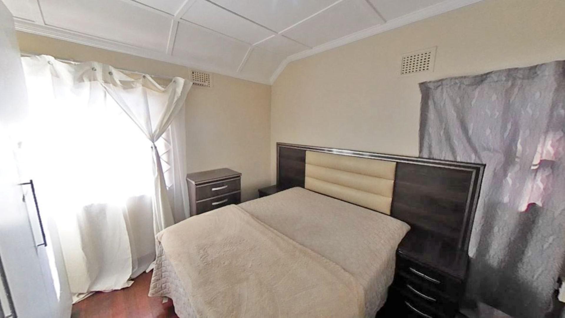 Bed Room 1 - 11 square meters of property in Woodlands - DBN
