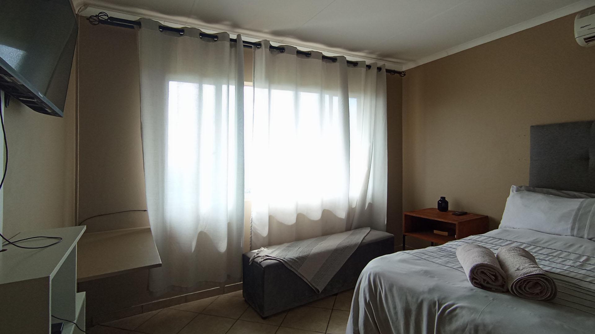 Main Bedroom - 15 square meters of property in Wapadrand