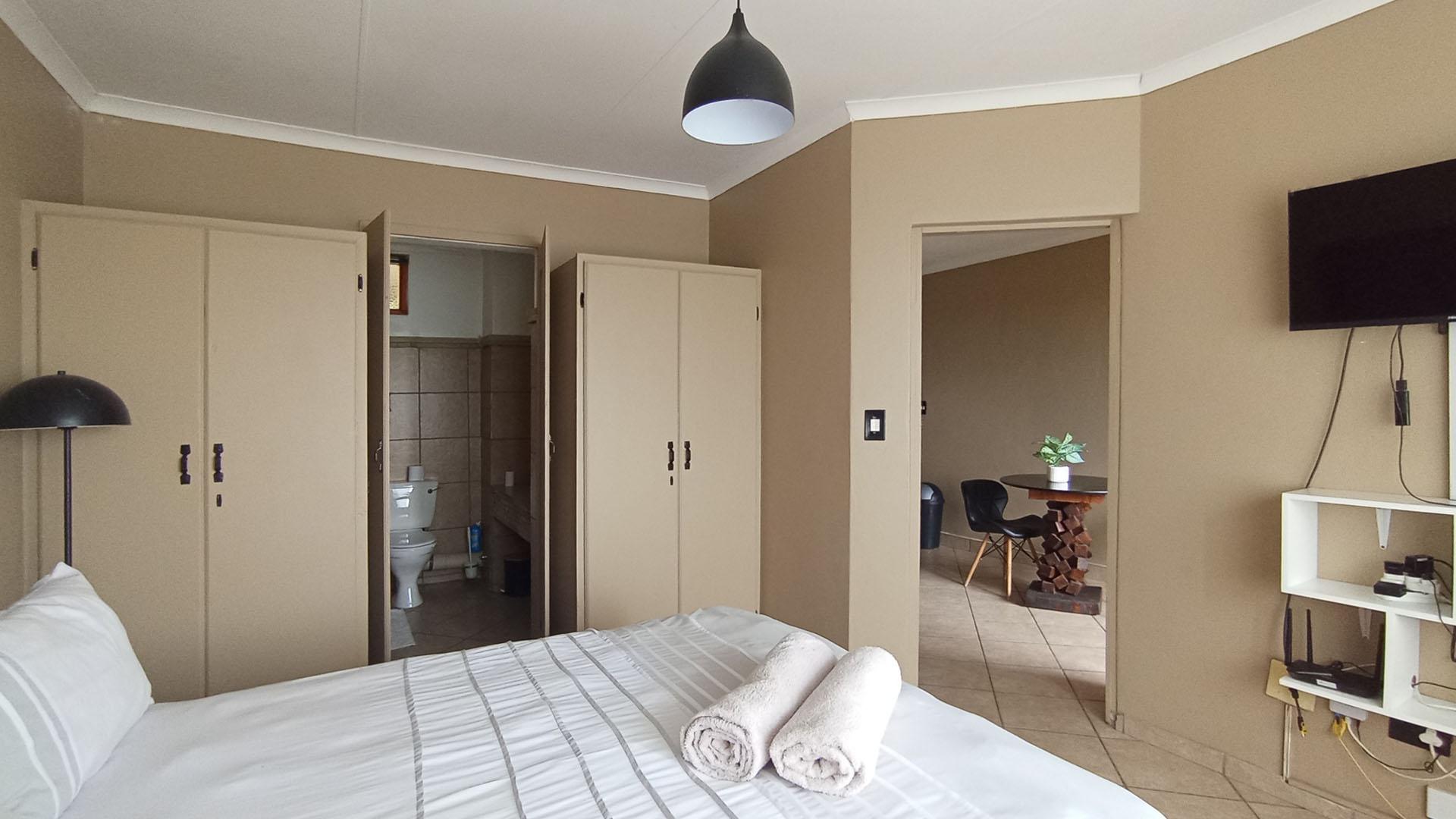 Main Bedroom - 15 square meters of property in Wapadrand