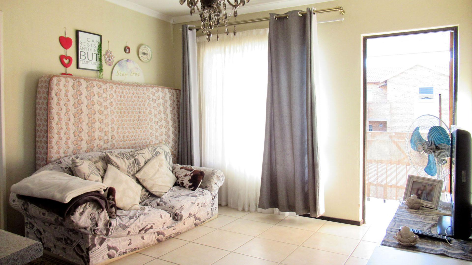 Lounges - 15 square meters of property in Honey Park