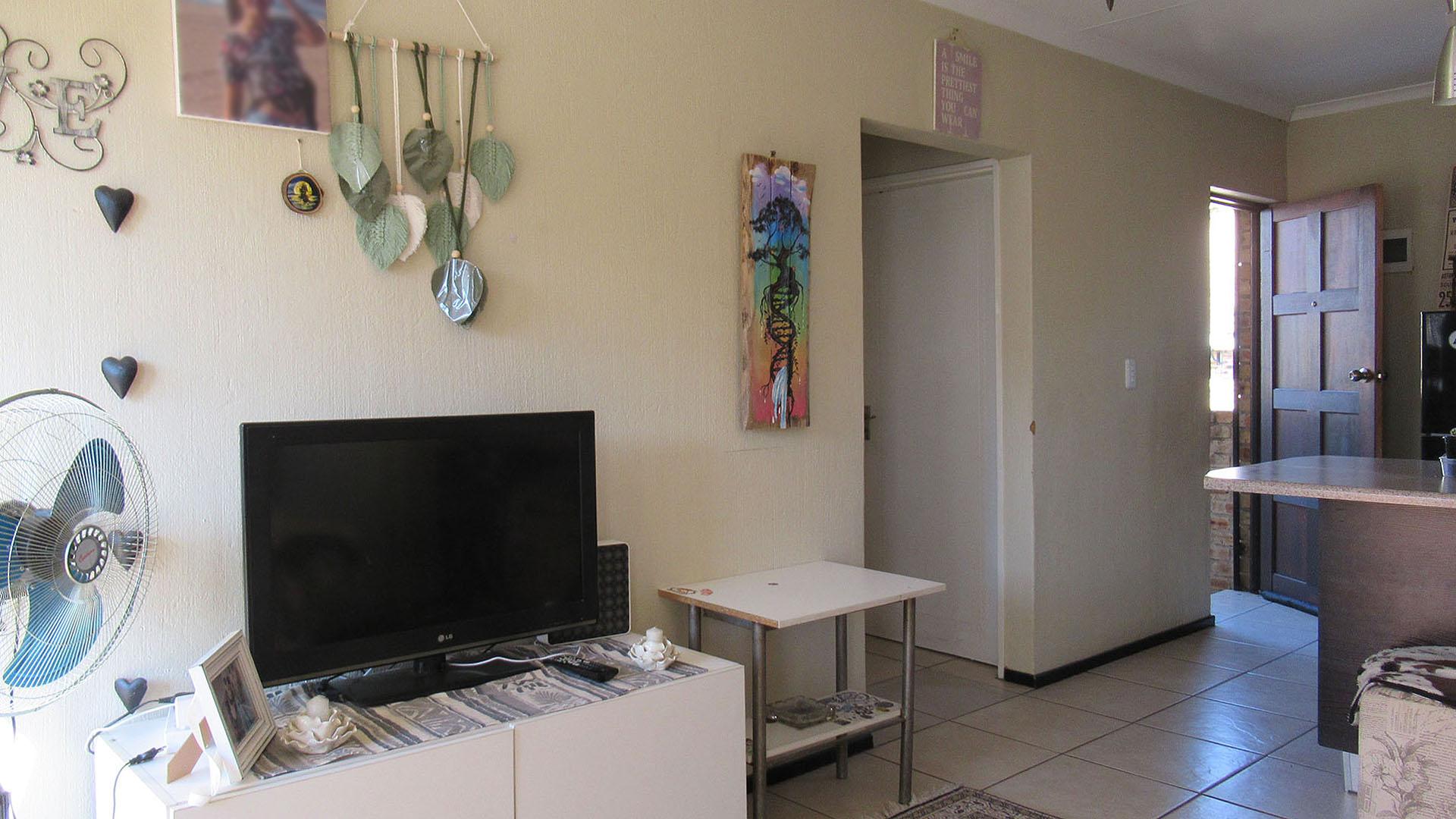 Lounges - 15 square meters of property in Honey Park