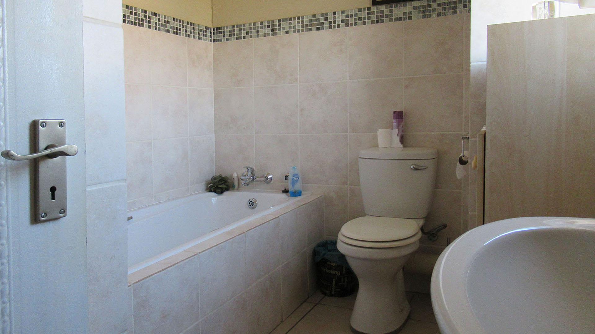 Bathroom 1 - 6 square meters of property in Honey Park